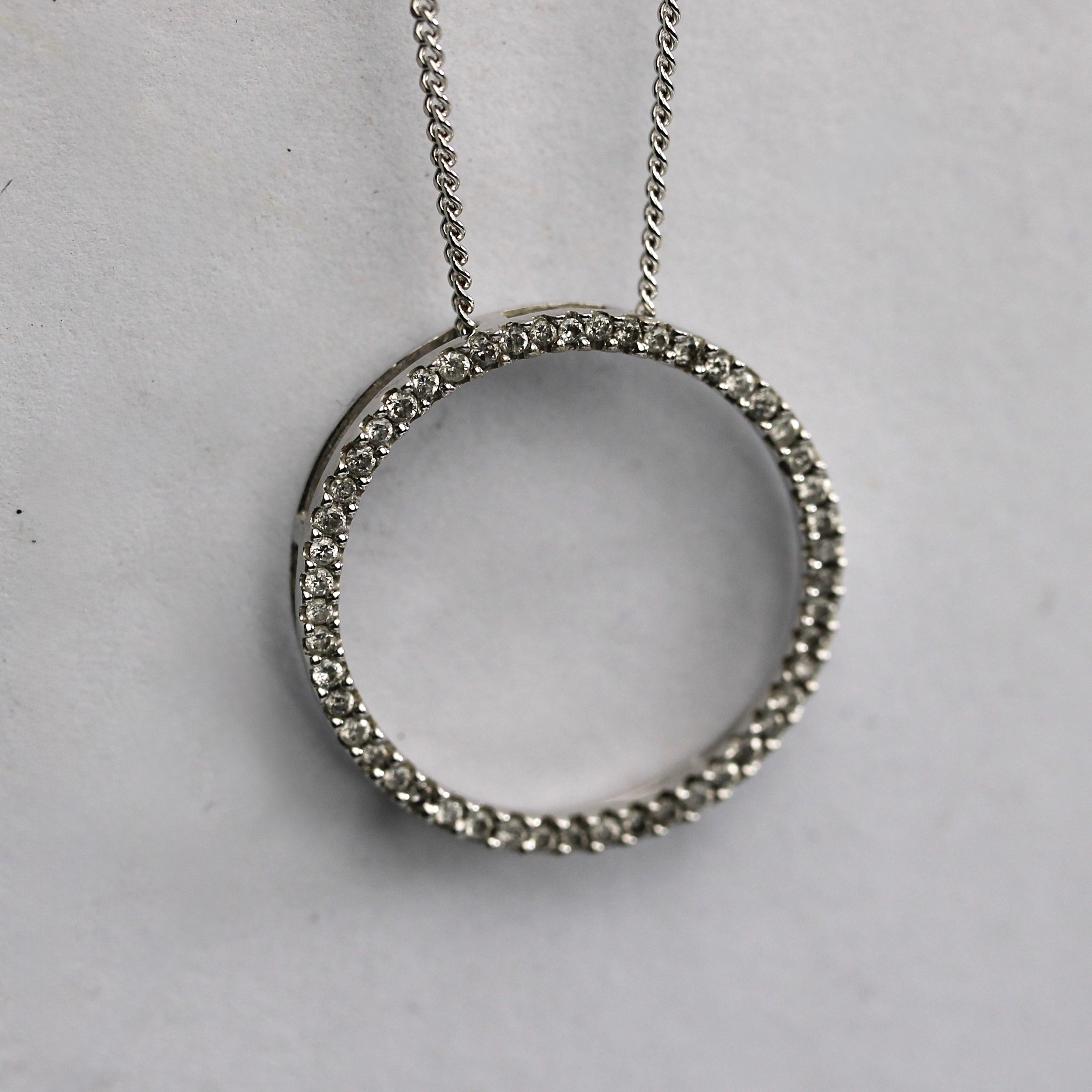 Vintage Bijoux - Diamond Circle pendant