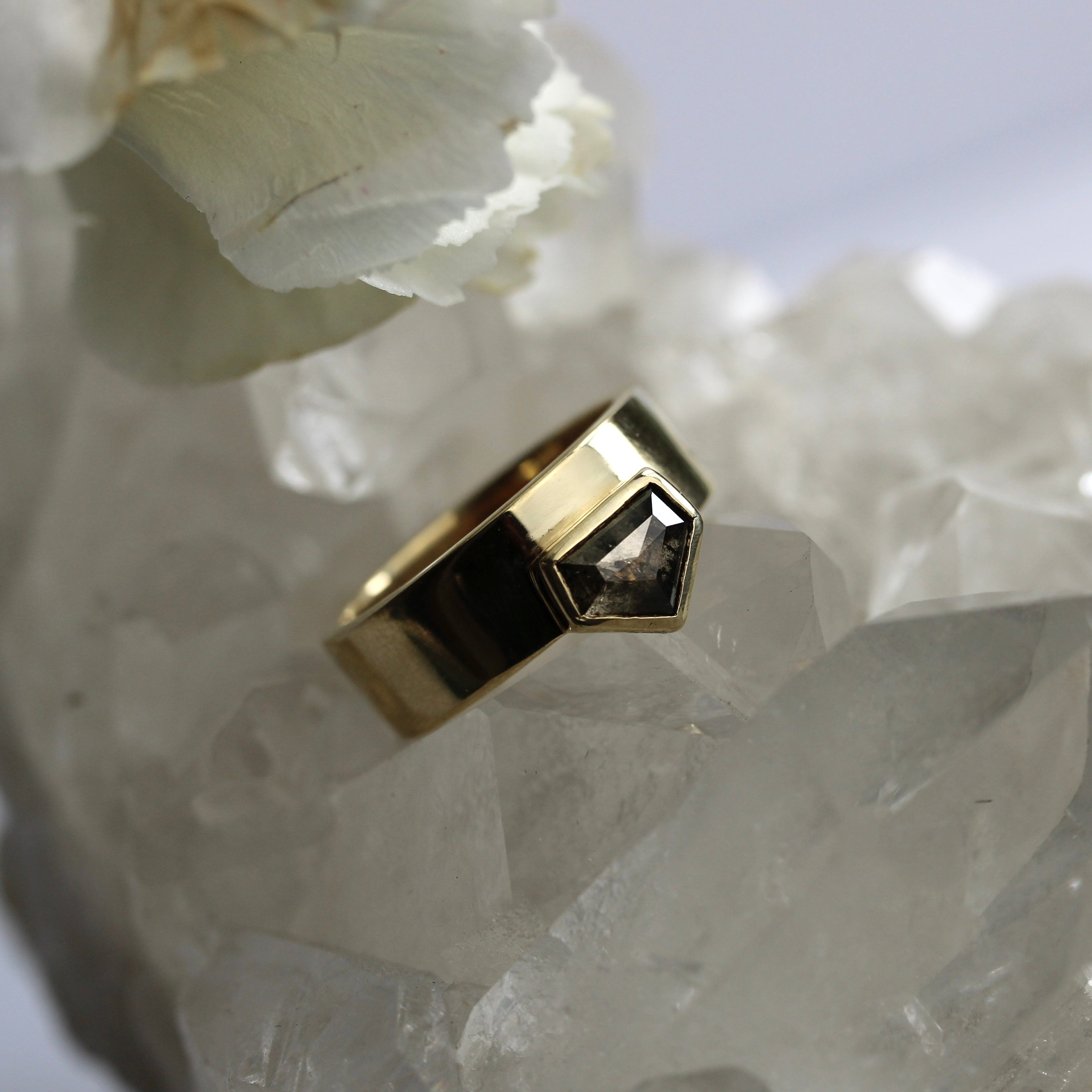 $ALE - Salt & Pepper offset band - 9CT Yellow Gold - SIZE P