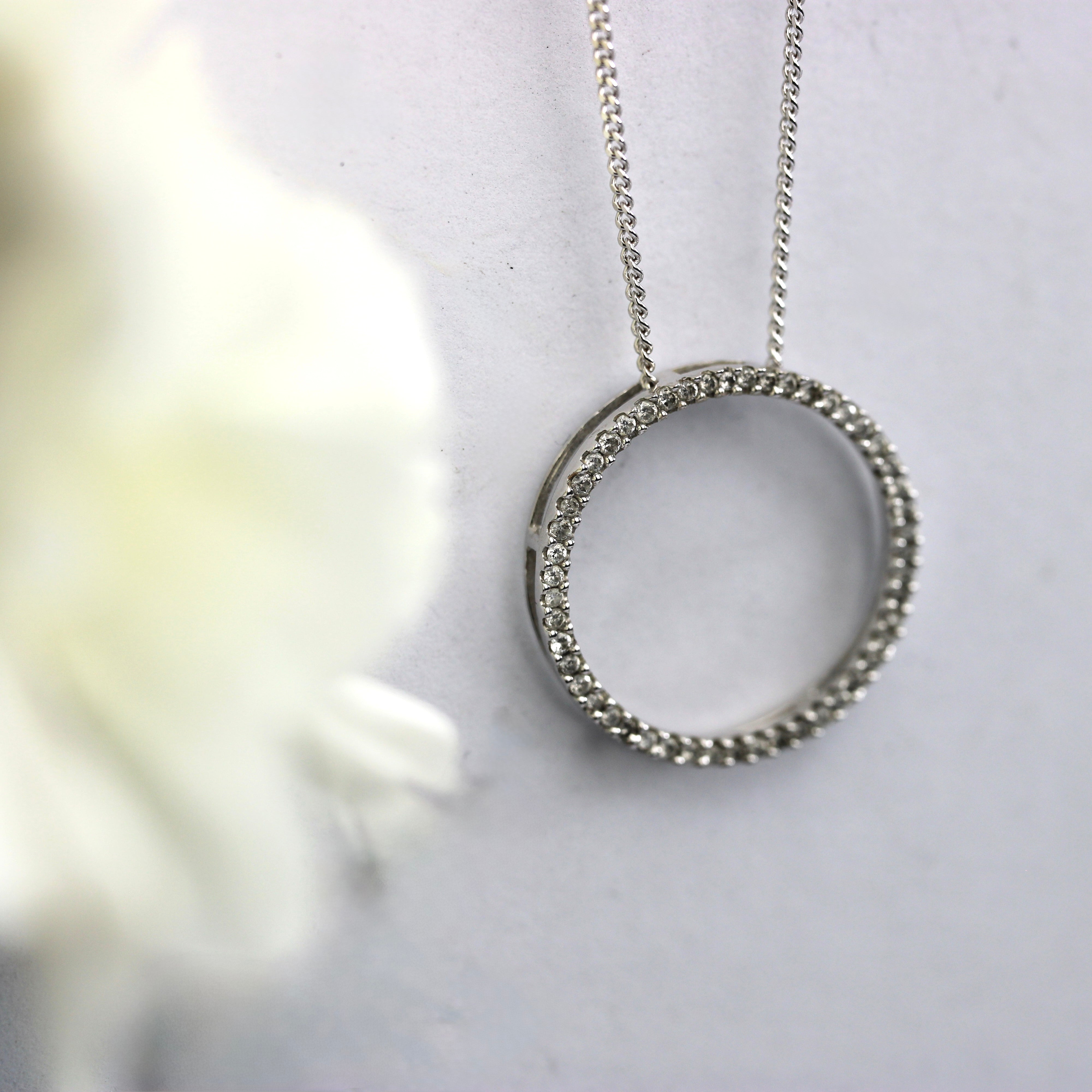 Vintage Bijoux - Diamond Circle pendant
