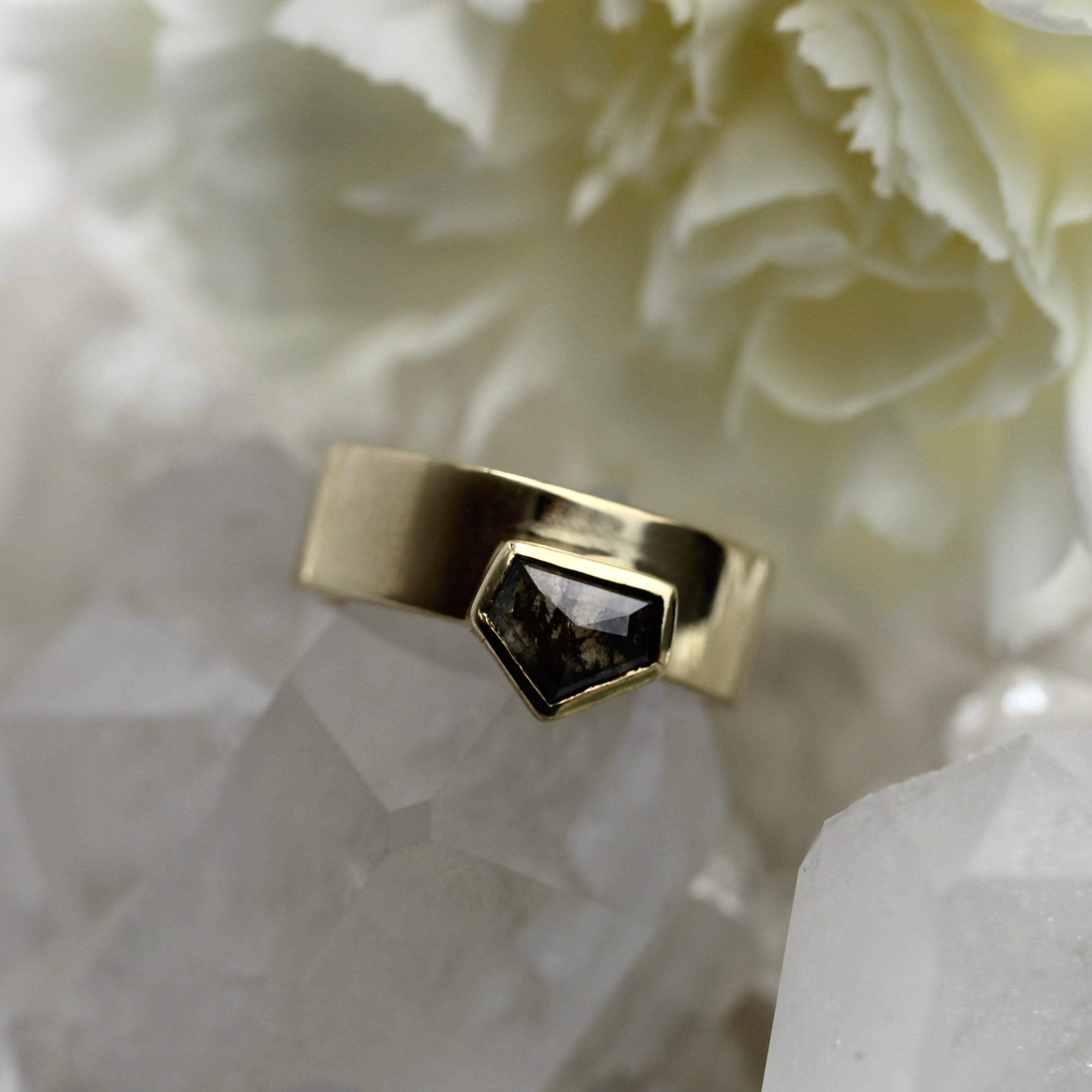 $ALE - Salt & Pepper offset band - 9CT Yellow Gold - SIZE P