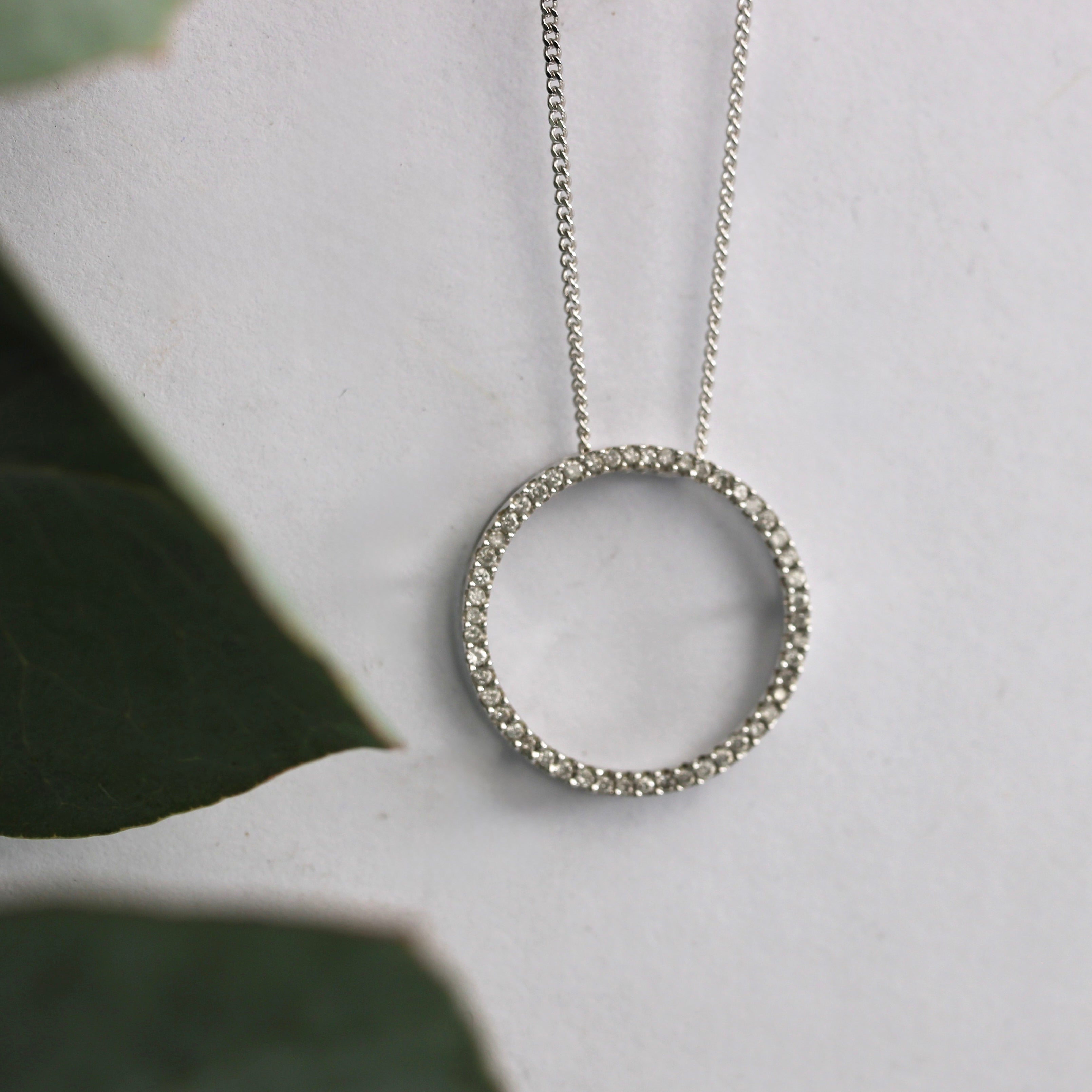 Vintage Bijoux - Diamond Circle pendant
