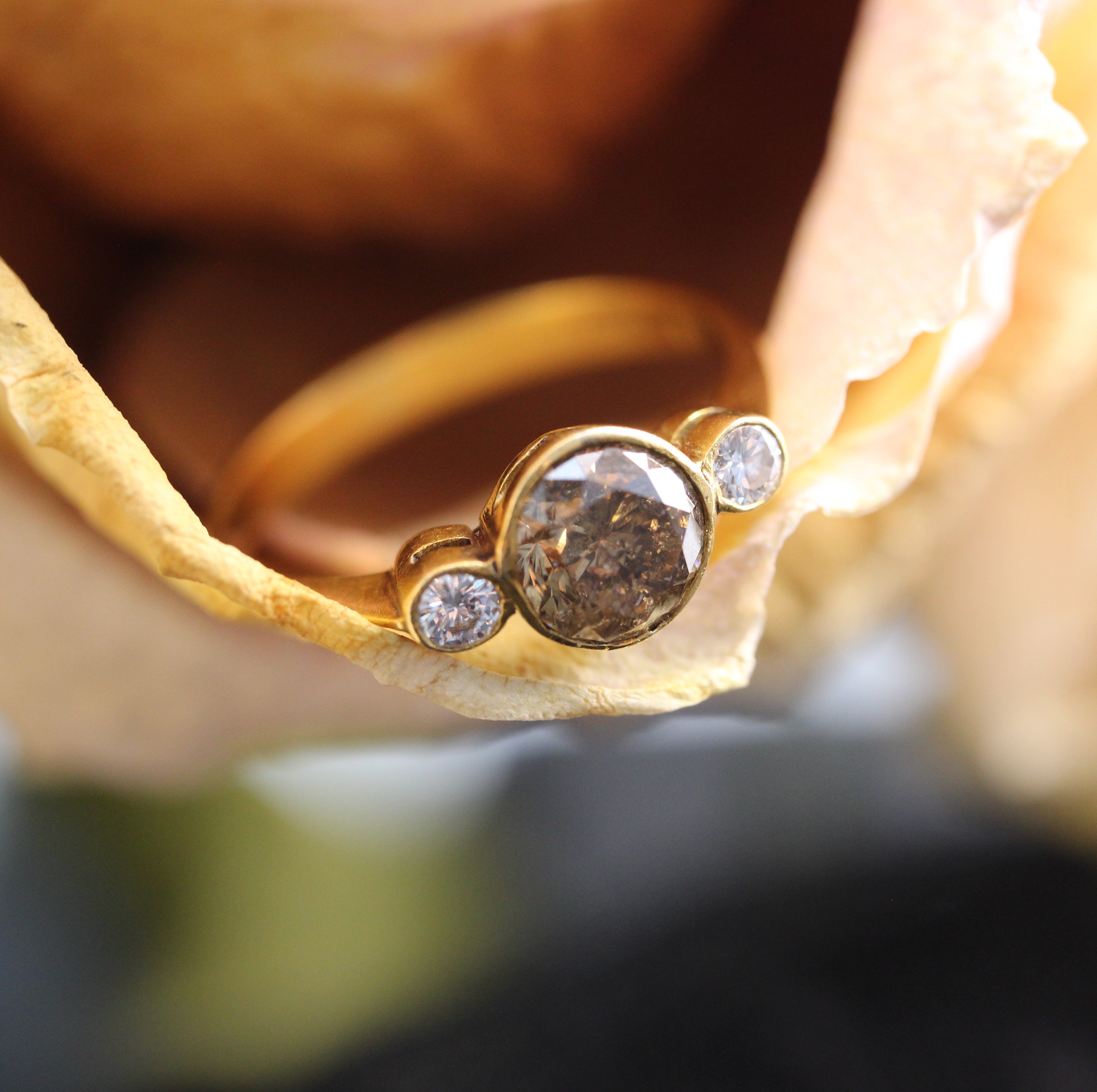 Vintage Bijoux - Three Stone Champagne Diamond Ring - 90% Yellow Gold