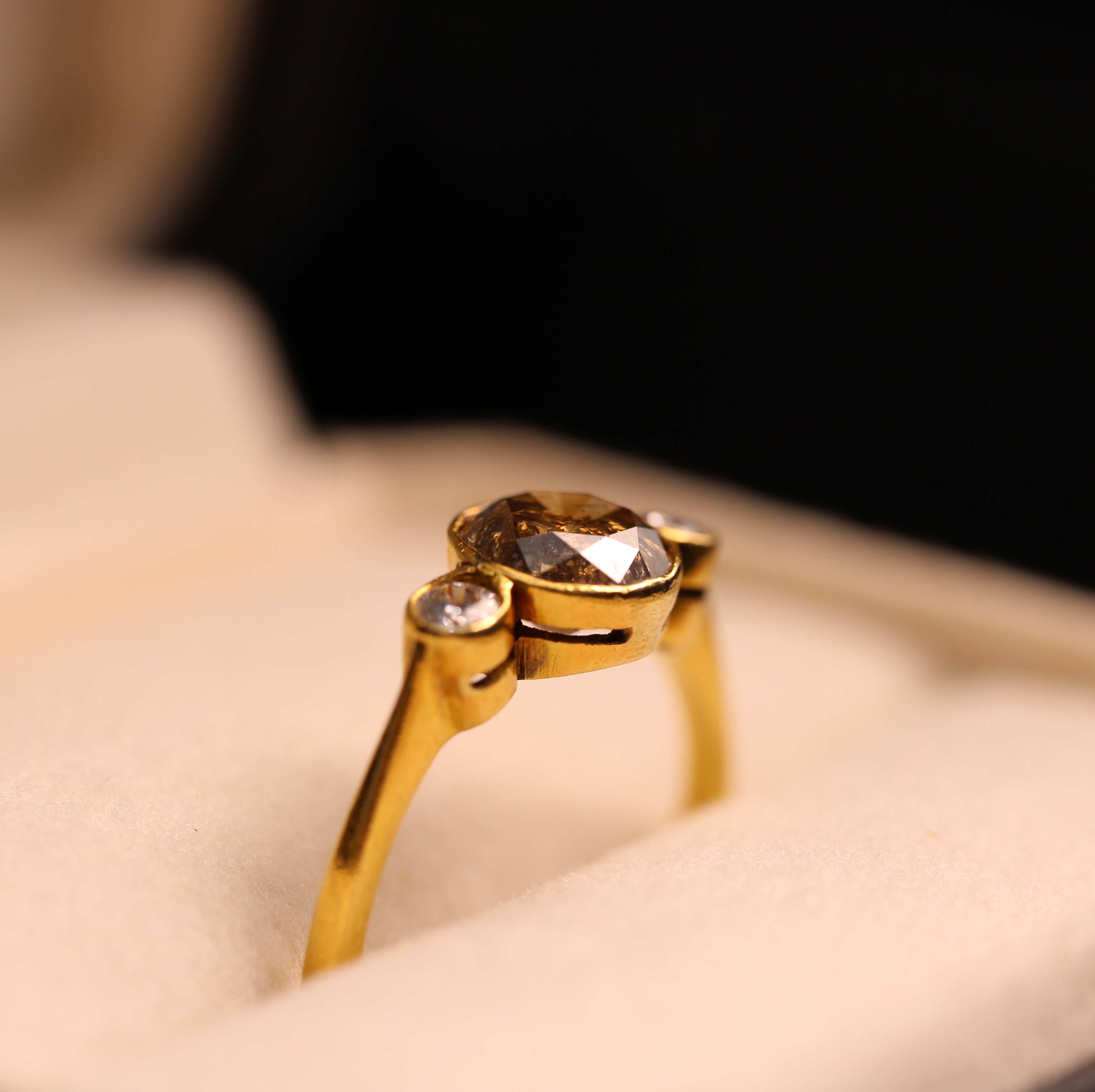 Vintage Bijoux - Three Stone Champagne Diamond Ring - 90% Yellow Gold