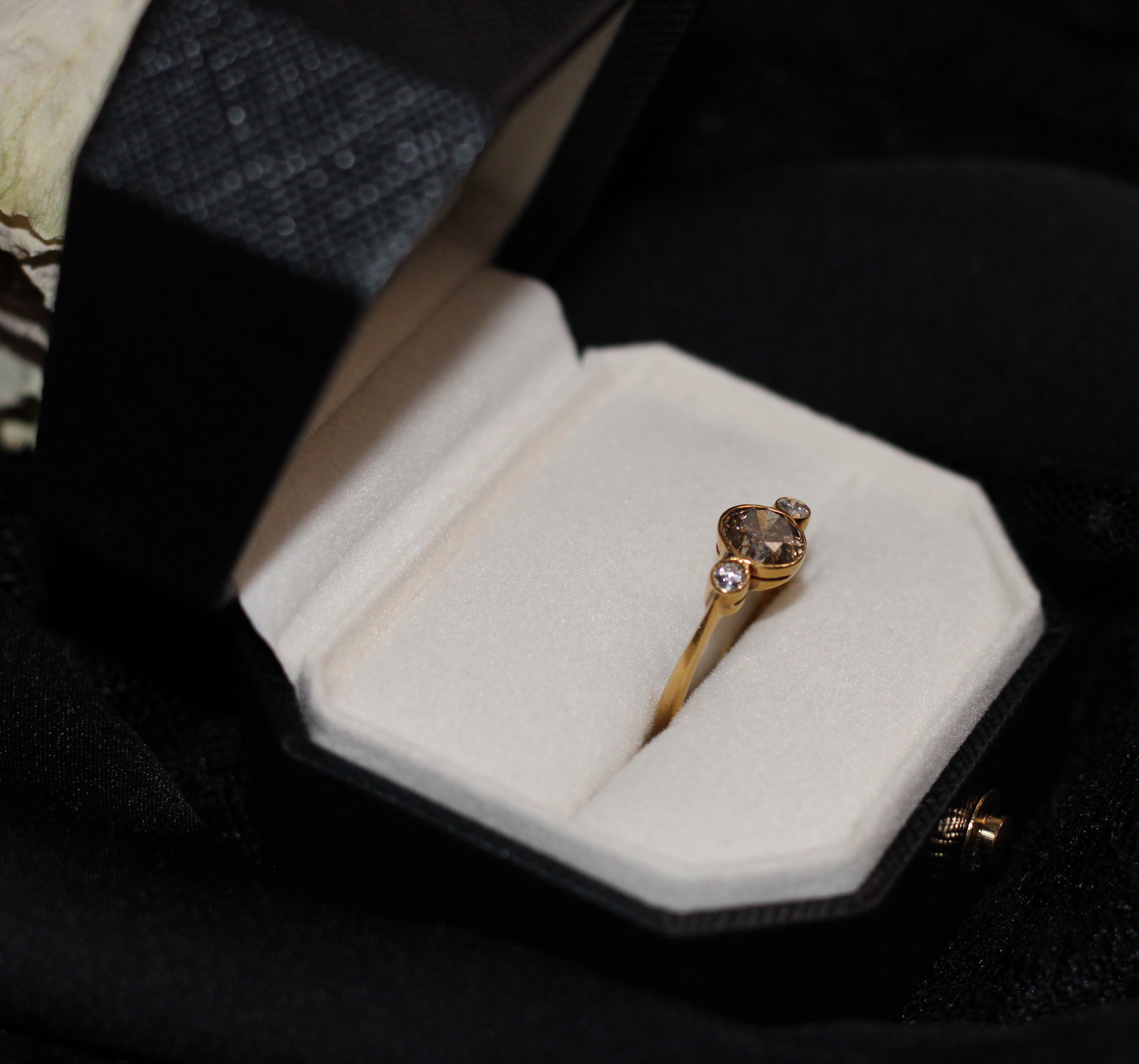 Vintage Bijoux - Three Stone Champagne Diamond Ring - 90% Yellow Gold