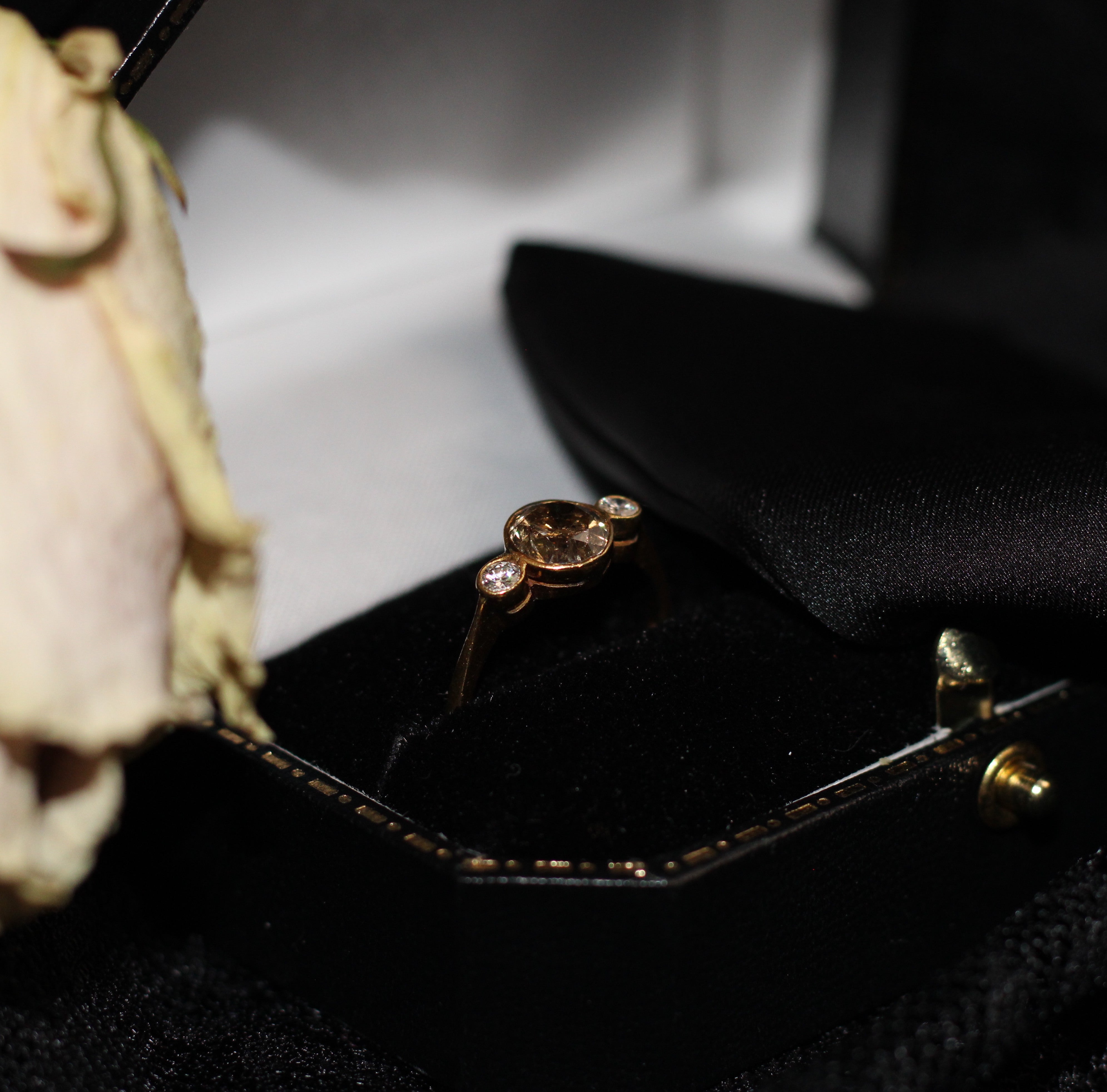 Vintage Bijoux - Three Stone Champagne Diamond Ring - 90% Yellow Gold