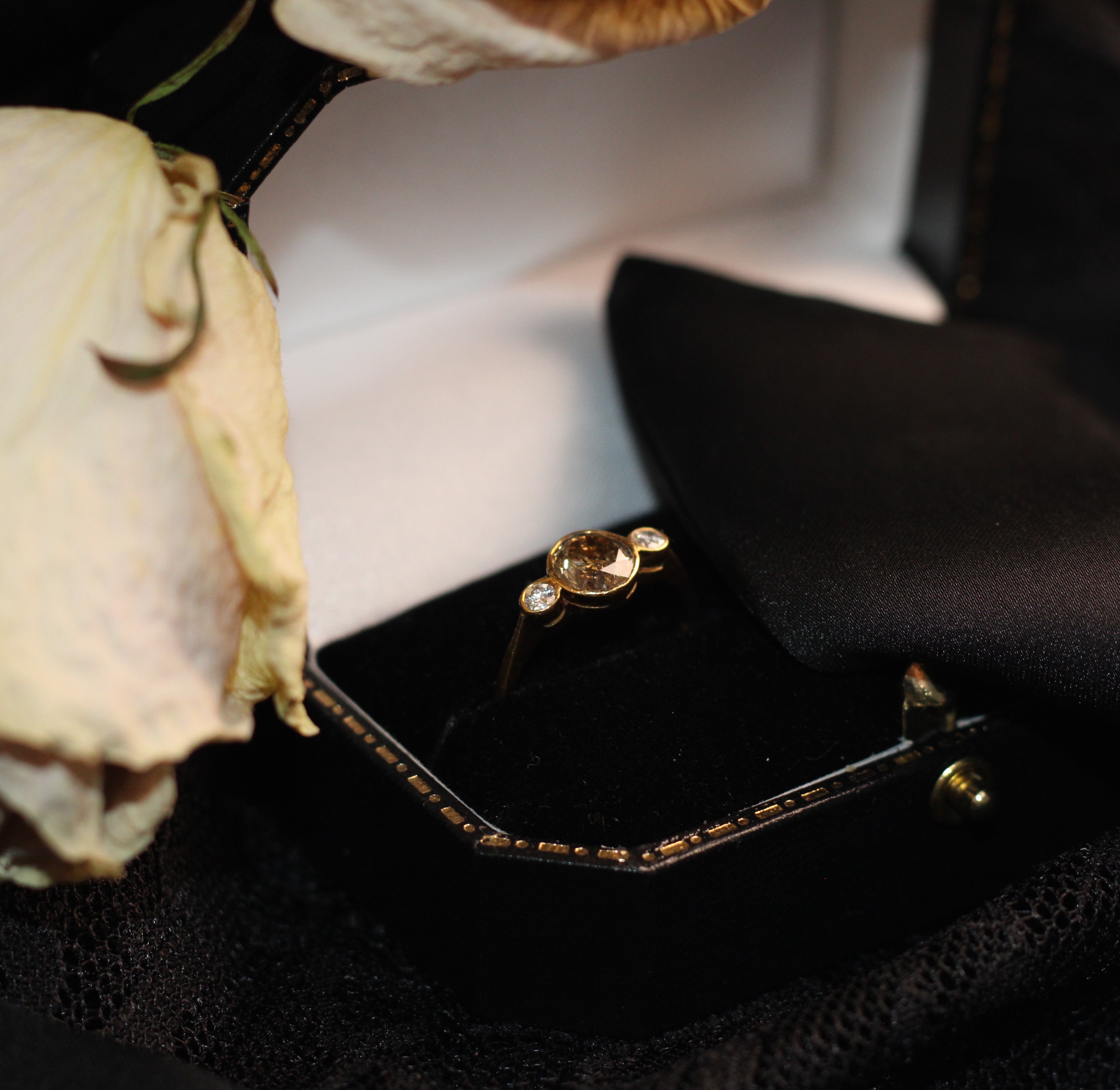 Vintage Bijoux - Three Stone Champagne Diamond Ring - 90% Yellow Gold