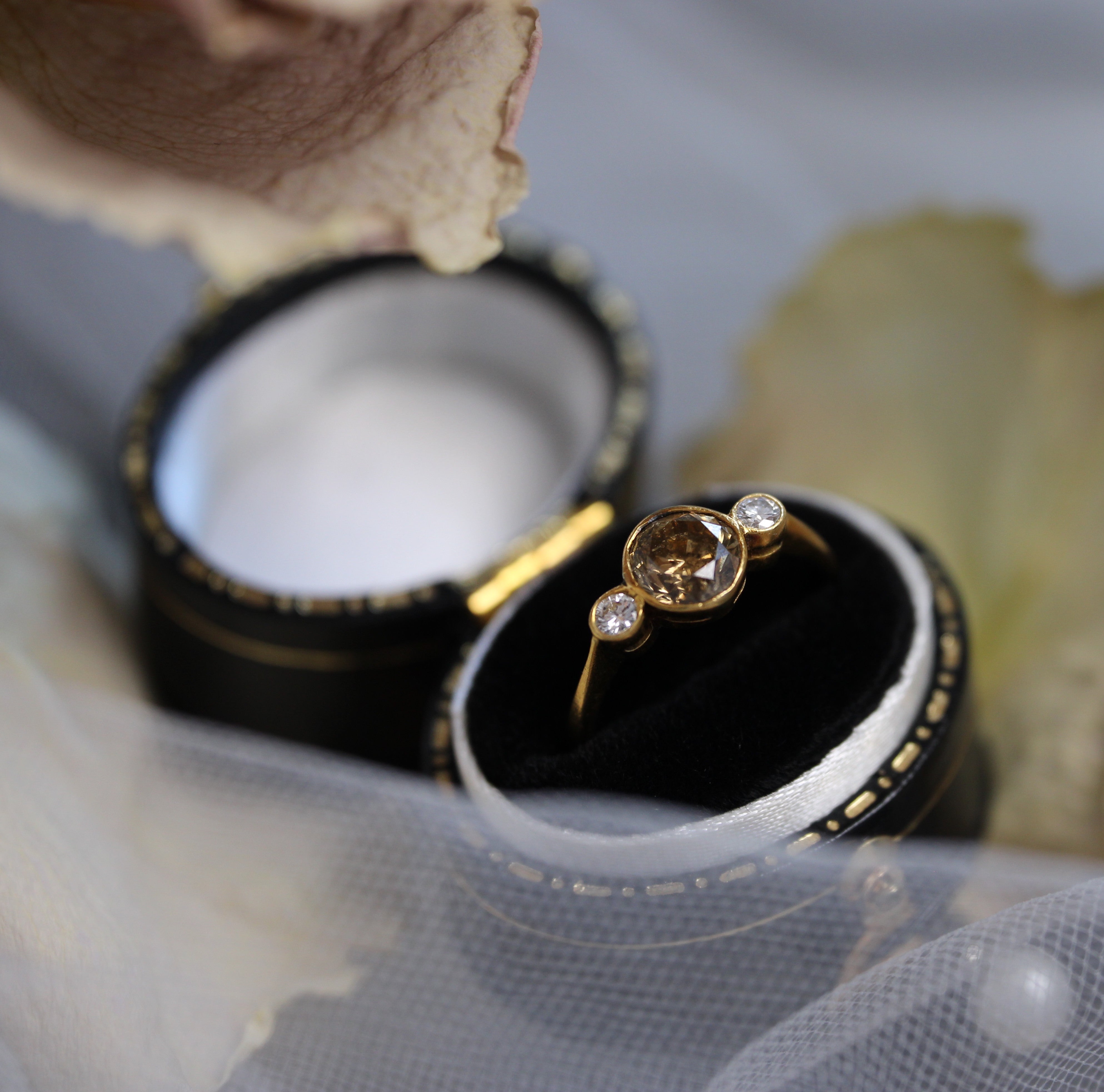 Vintage Bijoux - Three Stone Champagne Diamond Ring - 90% Yellow Gold