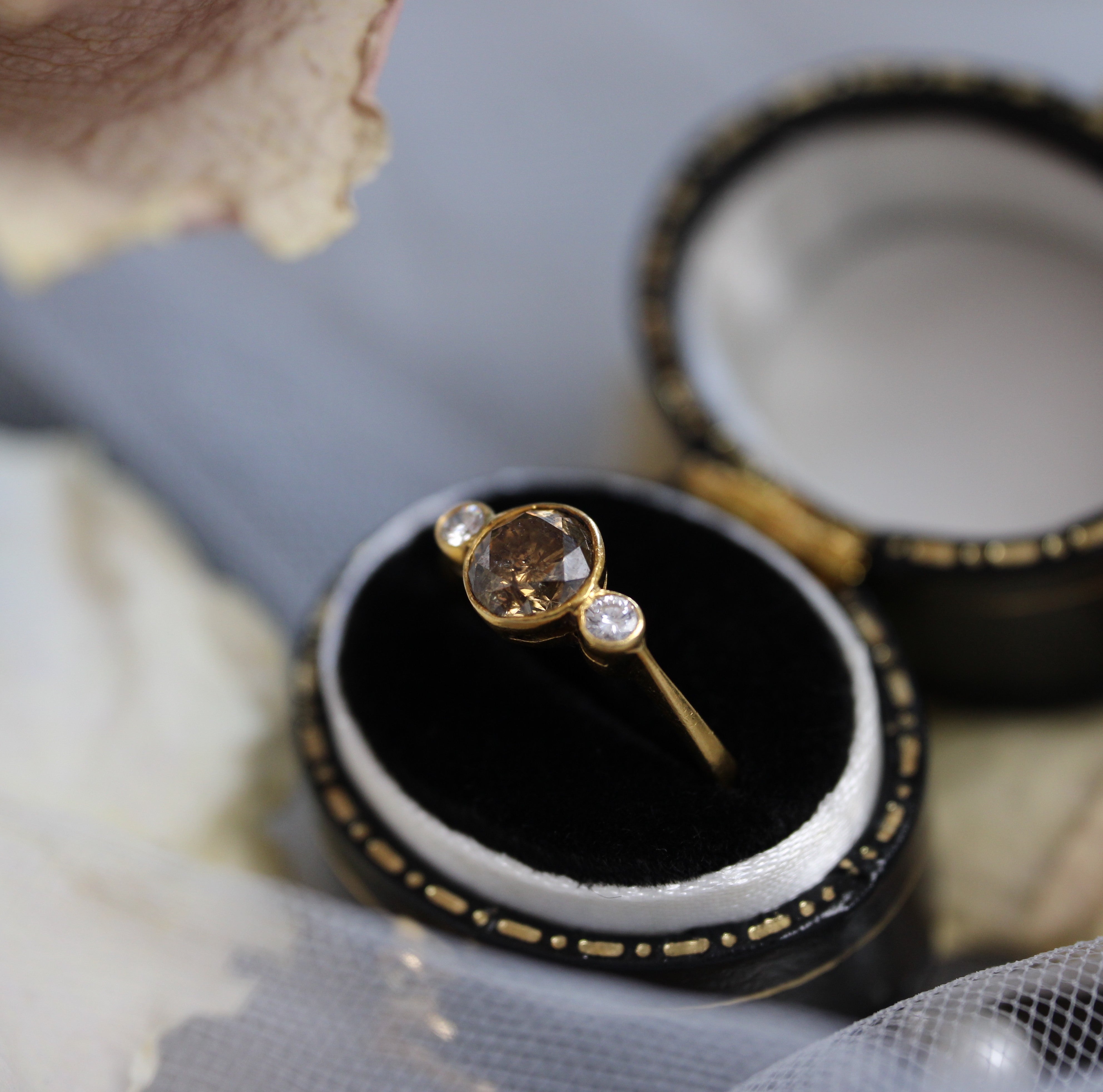 Vintage Bijoux - Three Stone Champagne Diamond Ring - 90% Yellow Gold
