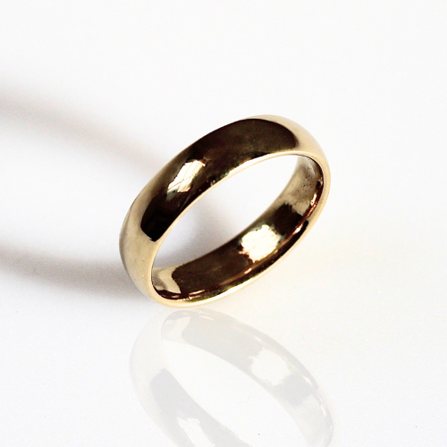 A satin-finished medium-sized unisex wedding band in gold.