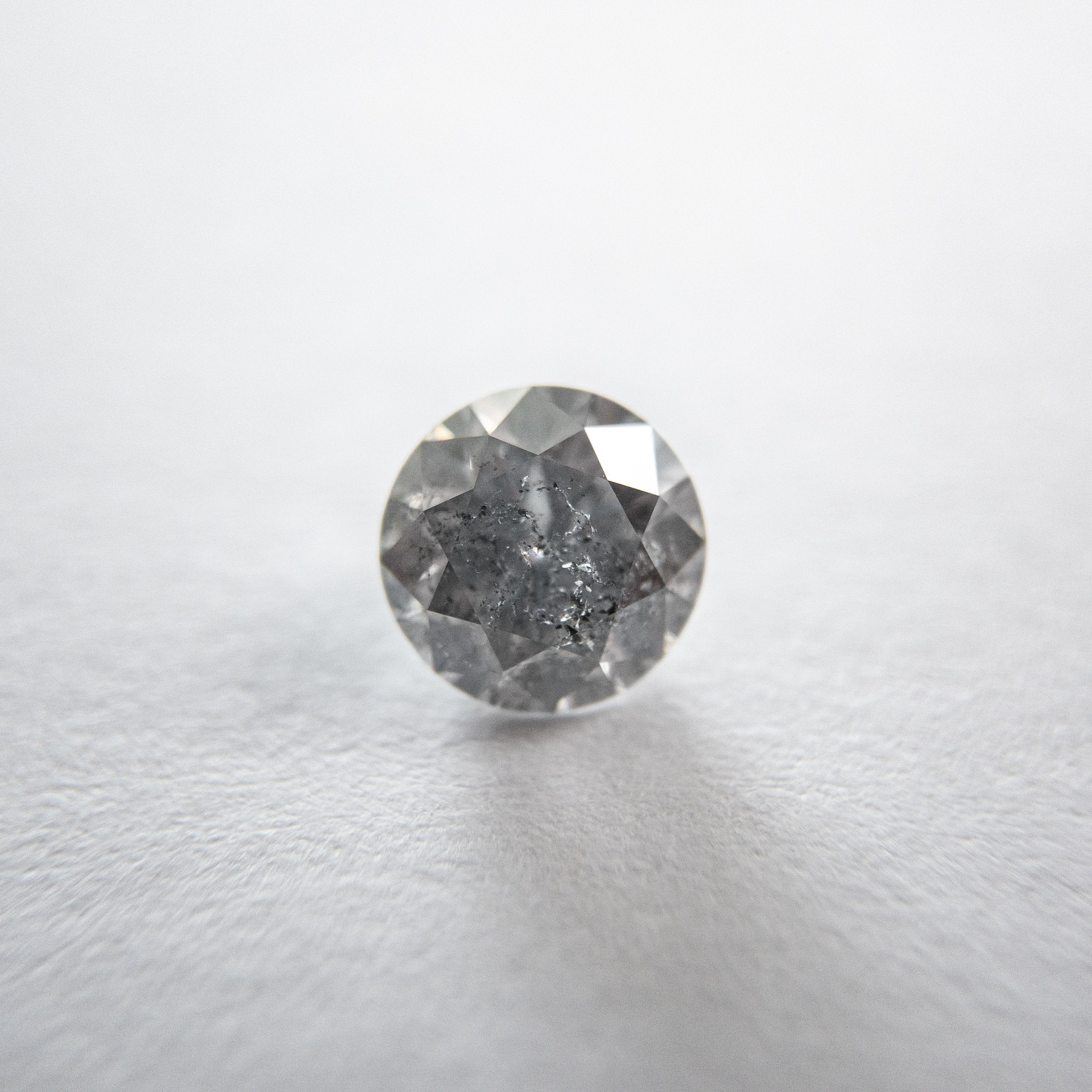 0.71ct 5.60x5.58x3.48mm Round Brilliant 18118-02 hold D1538