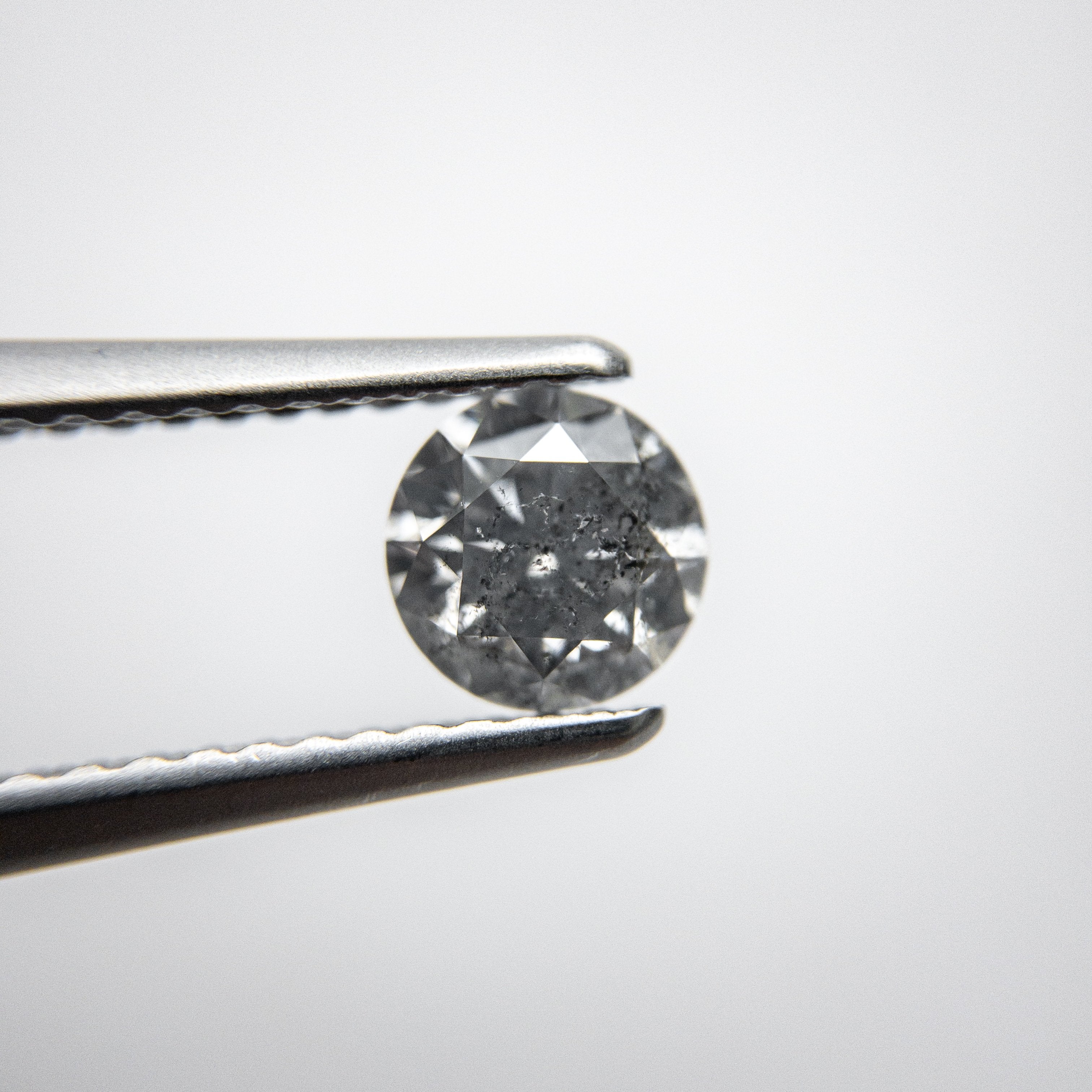 0.71ct 5.60x5.58x3.48mm Round Brilliant 18118-02 hold D1538