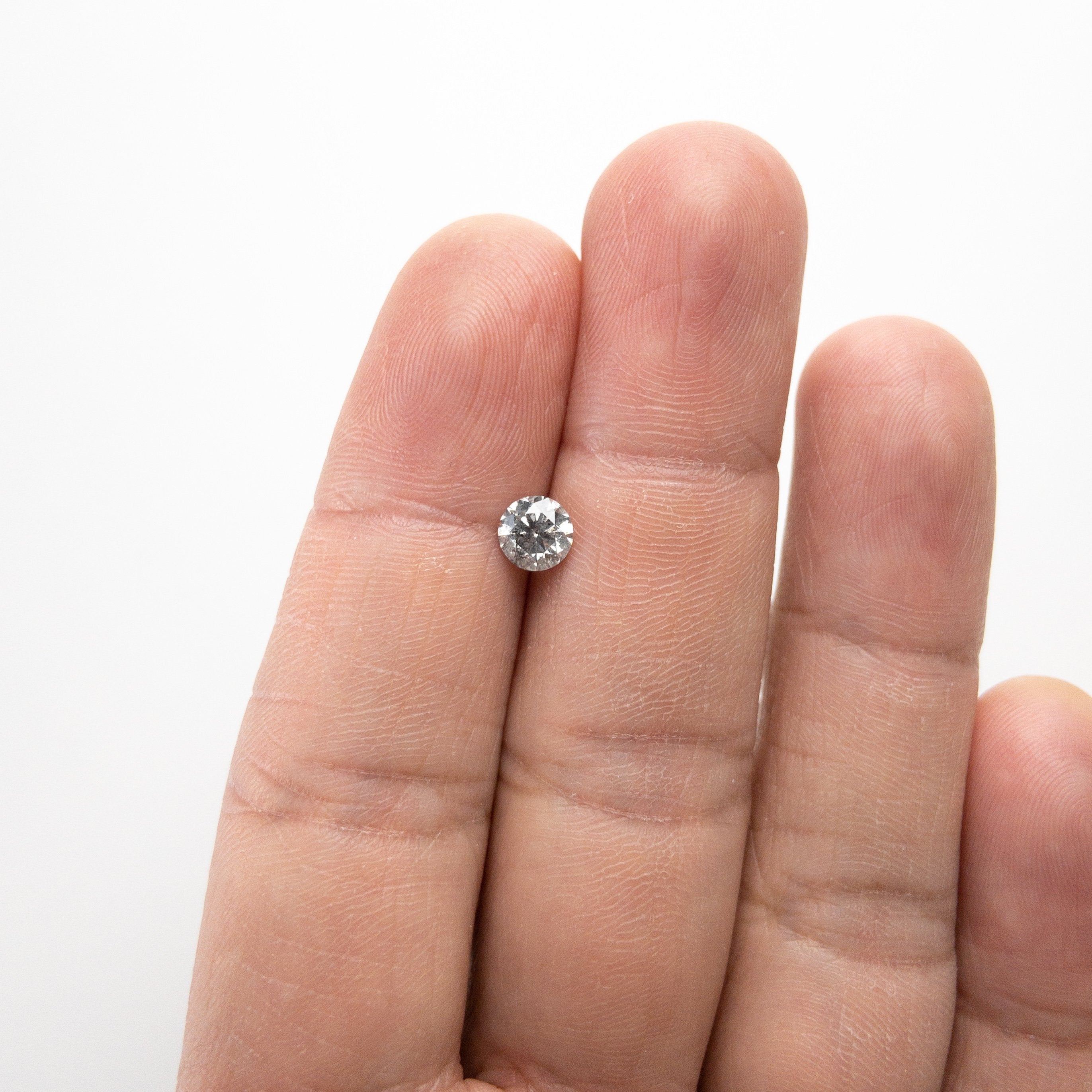 0.71ct 5.60x5.58x3.48mm Round Brilliant 18118-02 hold D1538