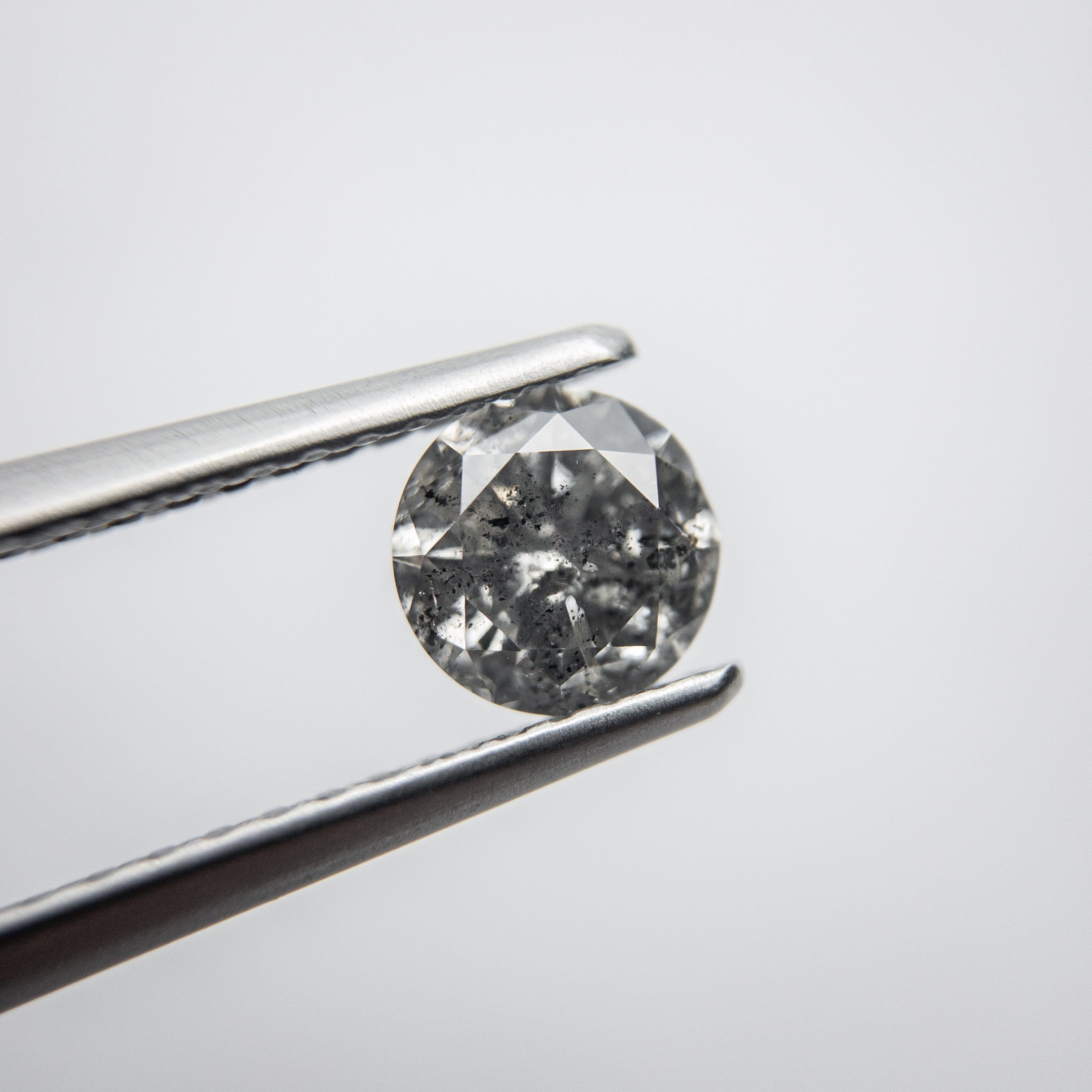 0.68ct 5.54x5.50x3.38mm Round Brilliant 18118-12 hold d928