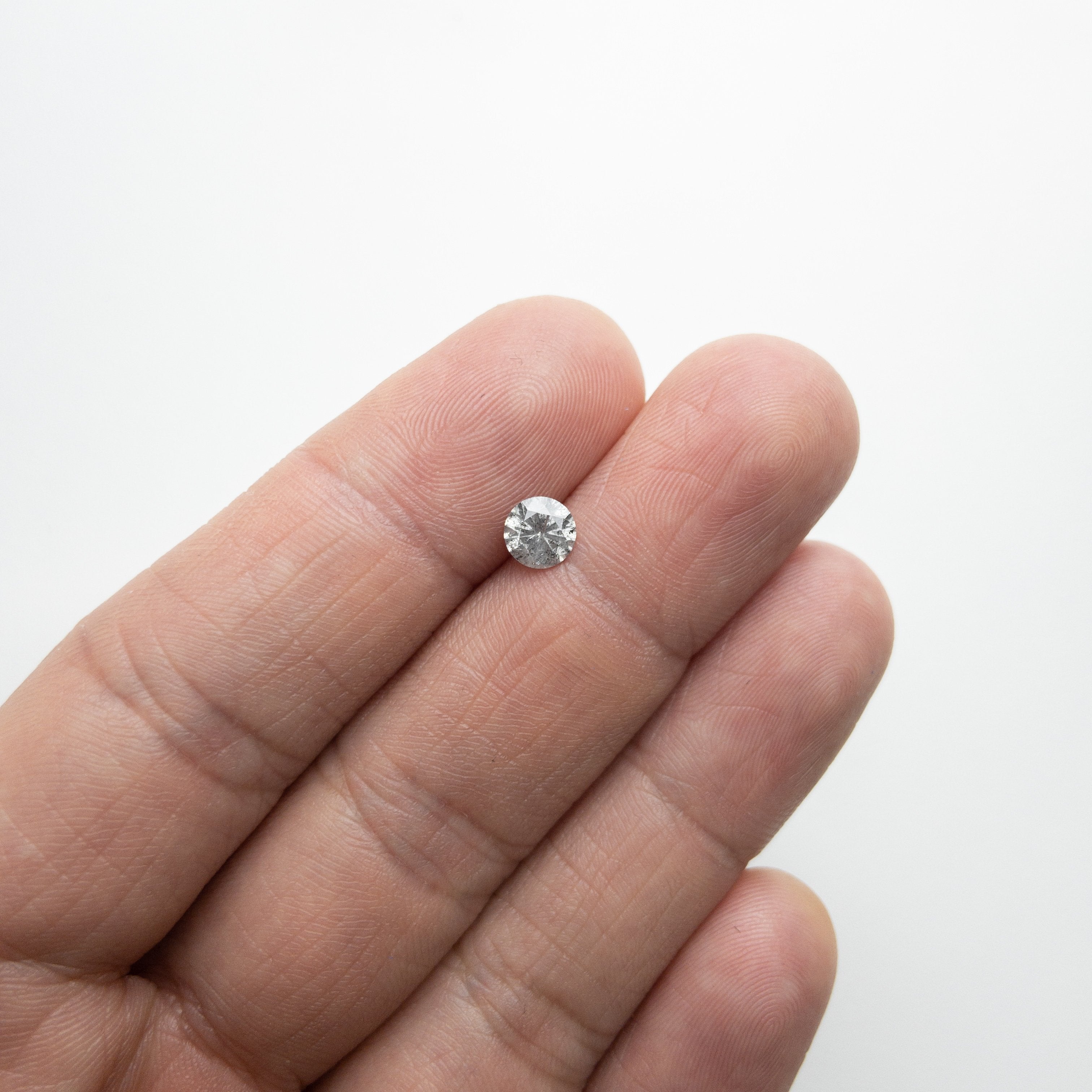 0.68ct 5.64x5.63x3.37mm Round Brilliant 18118-29 hold D1285