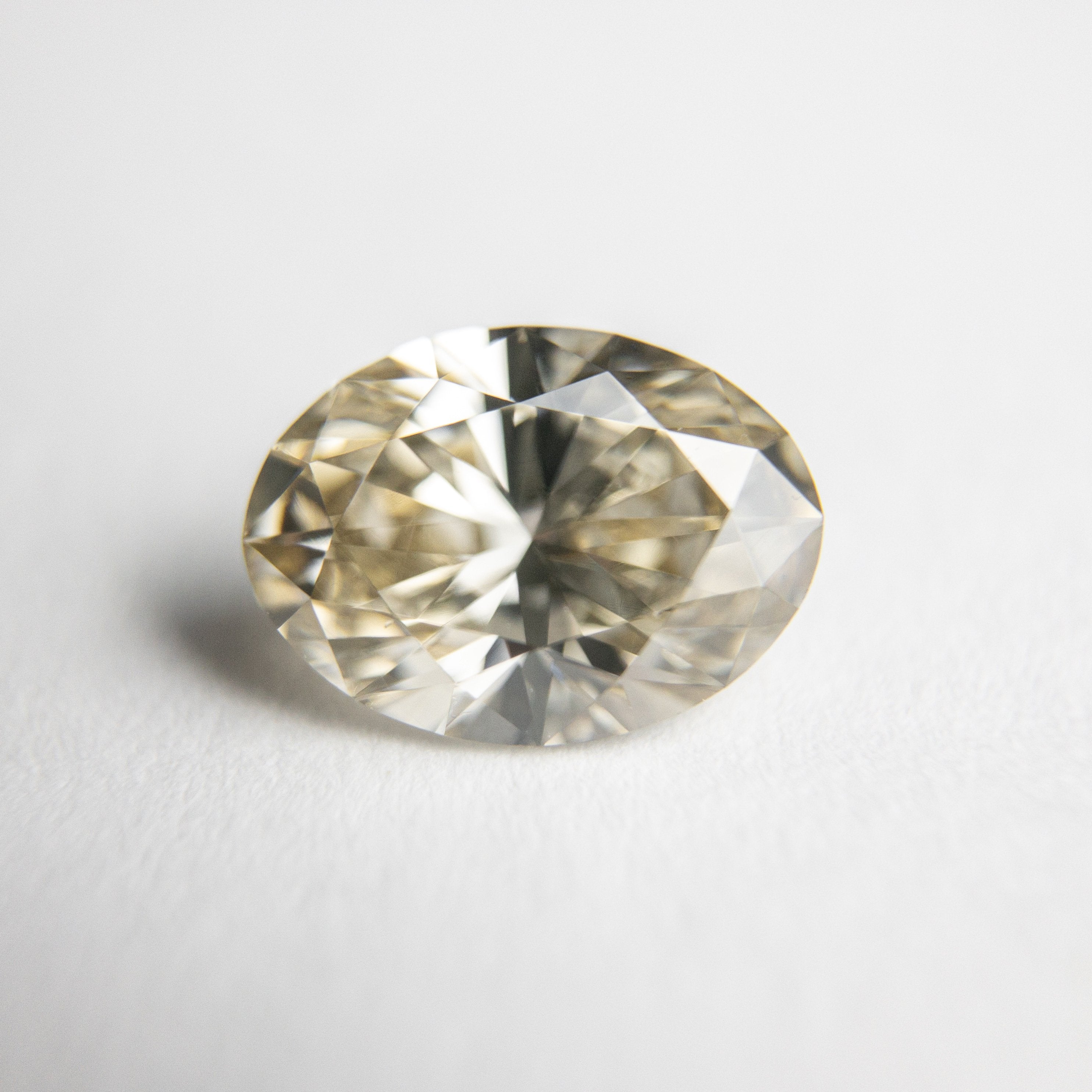 1.17ct 8.20x6.04x3.76mm Oval Brilliant 18153-01 hold d803