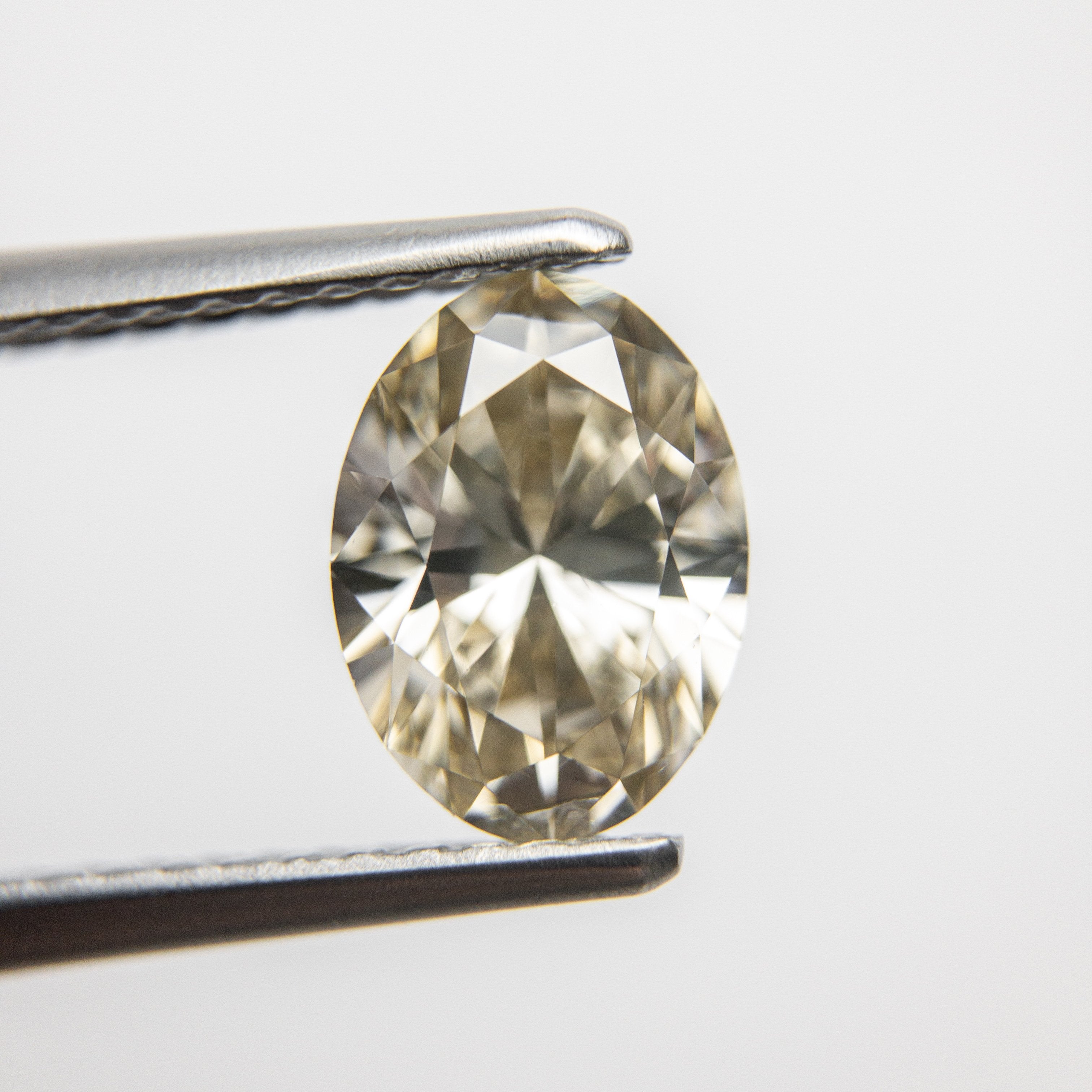 1.17ct 8.20x6.04x3.76mm Oval Brilliant 18153-01 hold d803