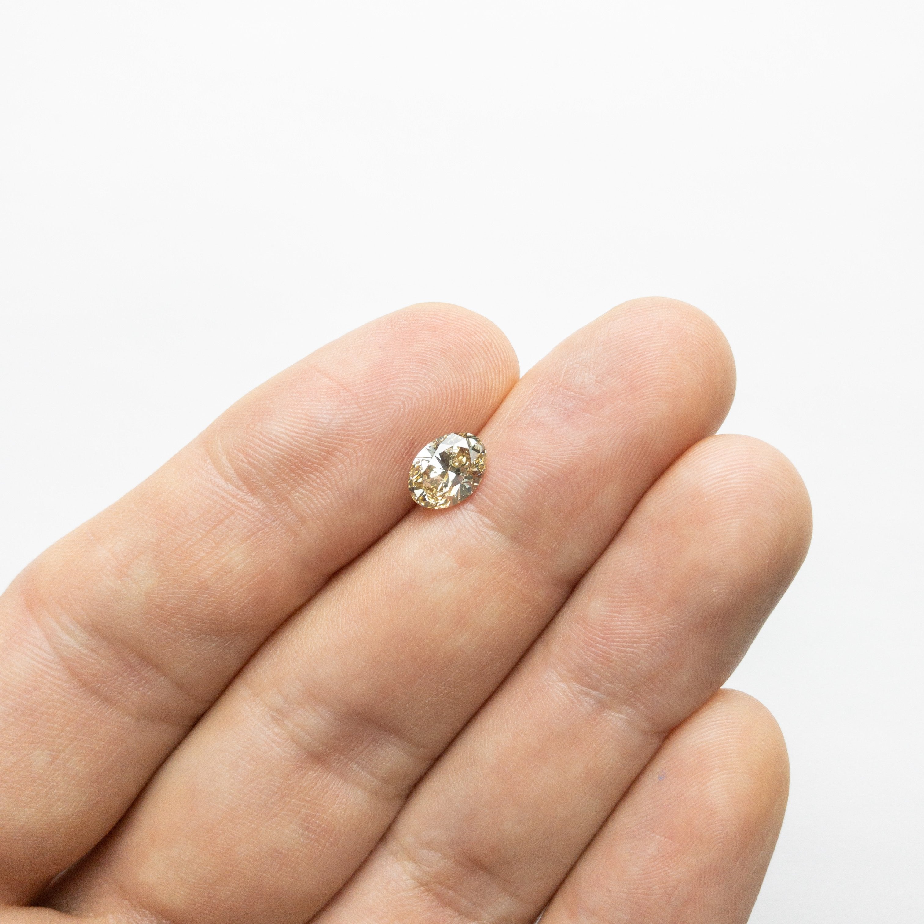 1.17ct 8.20x6.04x3.76mm Oval Brilliant 18153-01 hold d803
