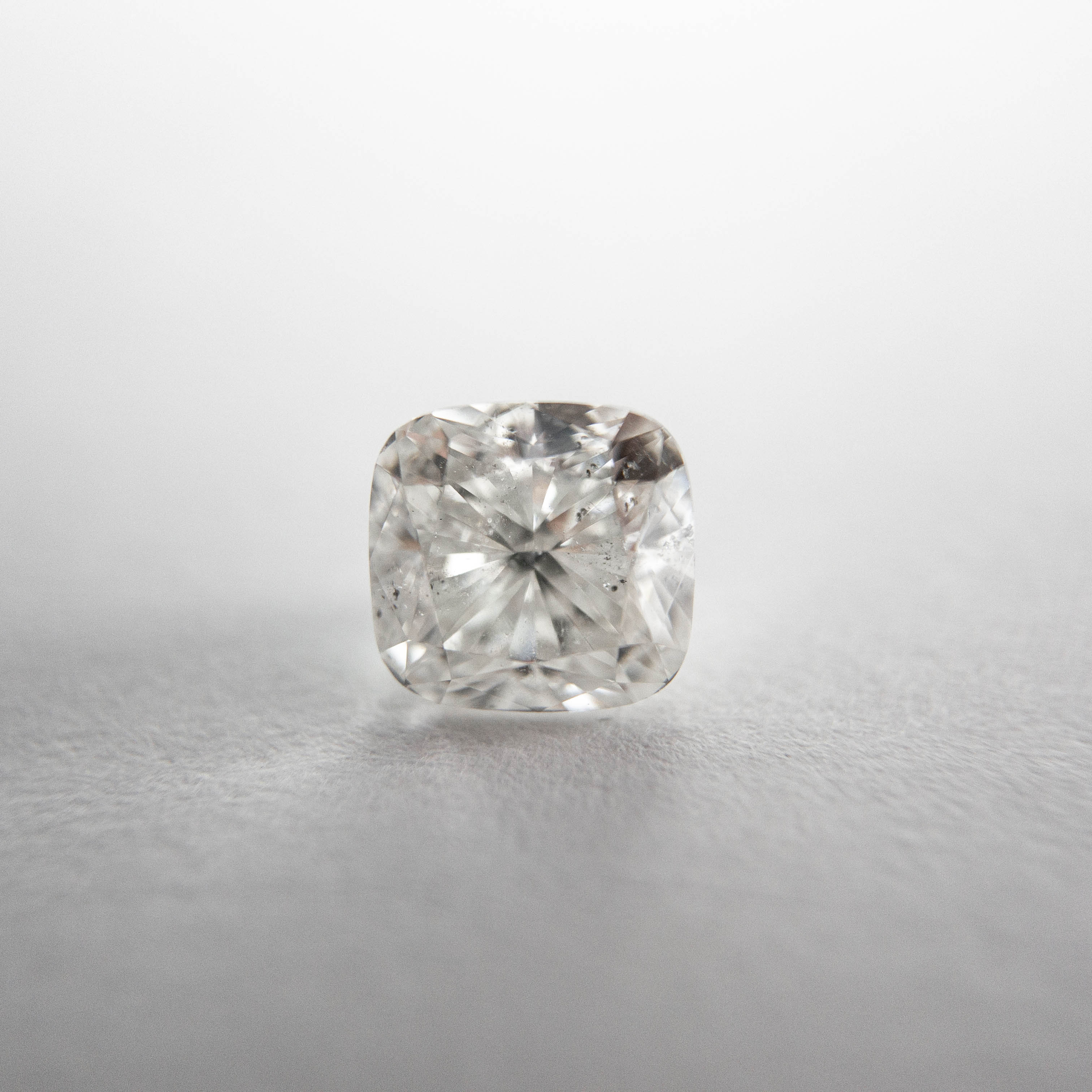 1.01ct 5.52x5.34x3.75mm Cushion Cut 18246-01 hold d889