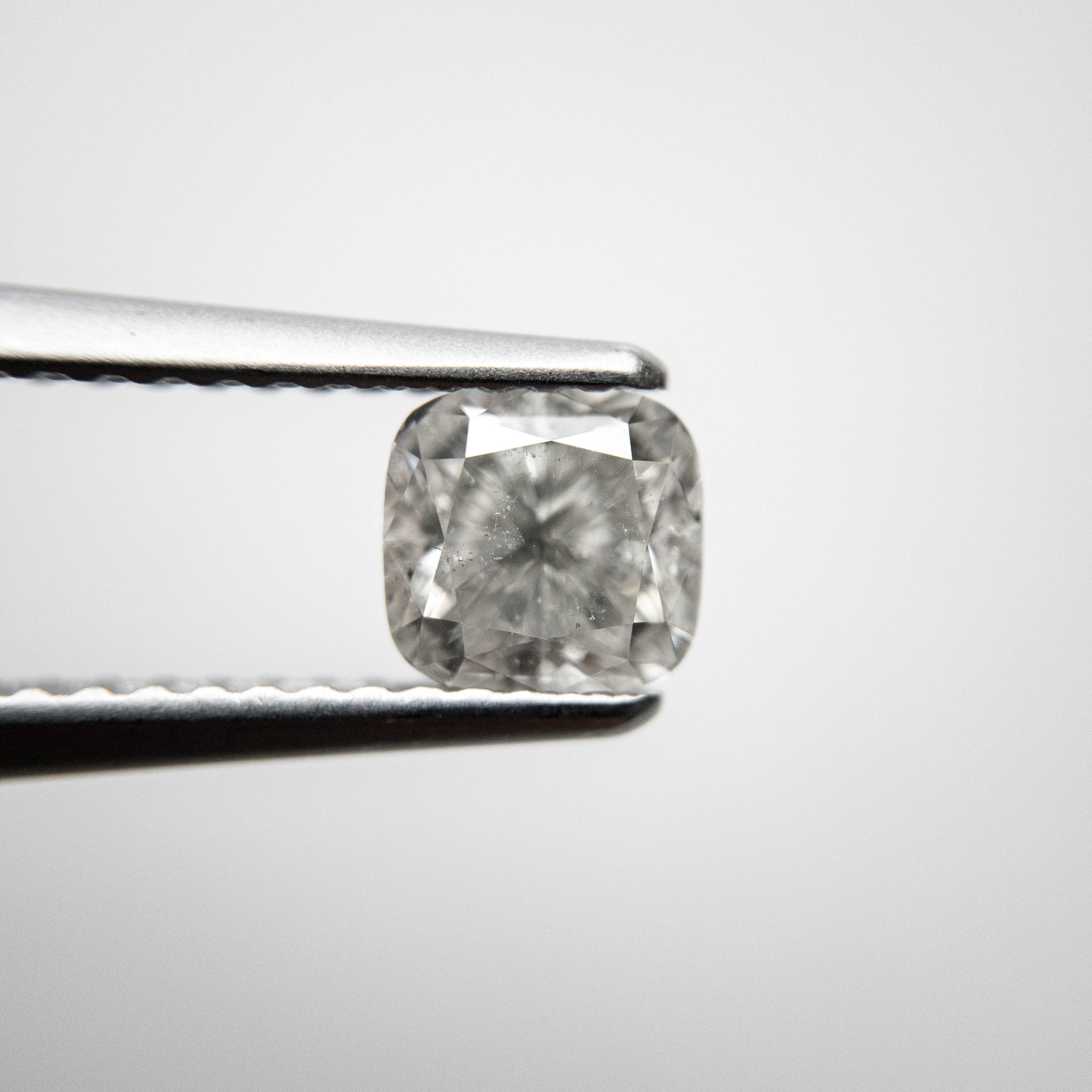 1.01ct 5.52x5.34x3.75mm Cushion Cut 18246-01 hold d889