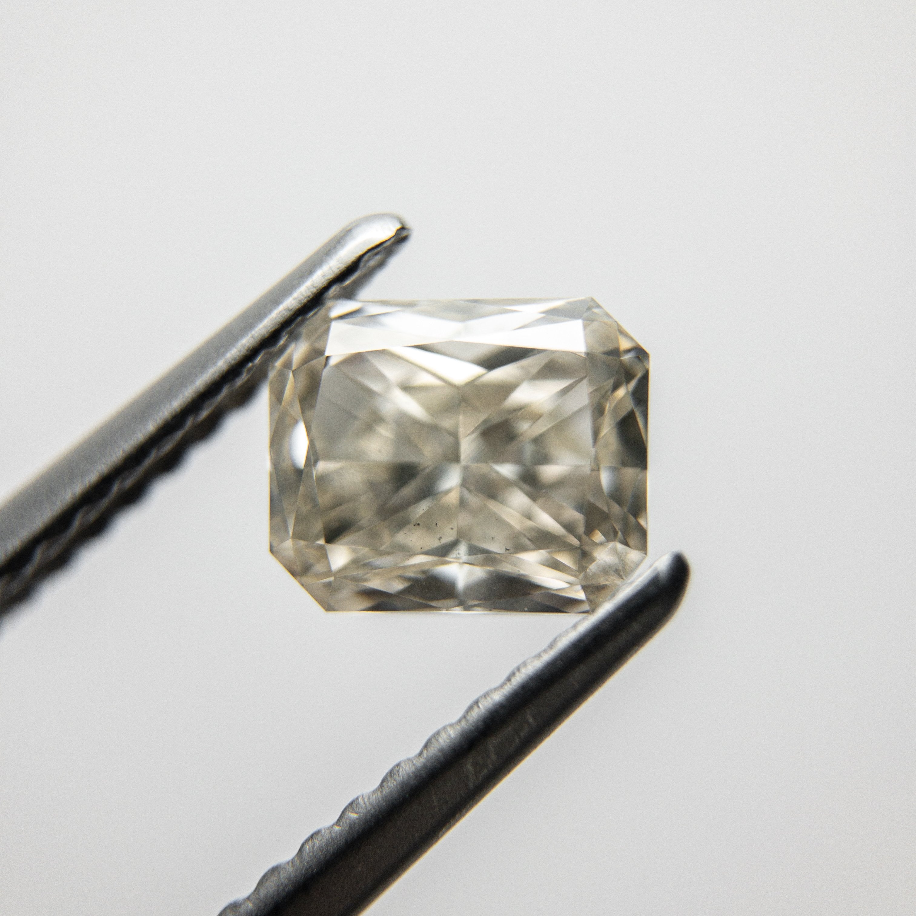 1.27ct 6.49x5.38x3.67mm Radiant Cut 18259-02 Hold D1936