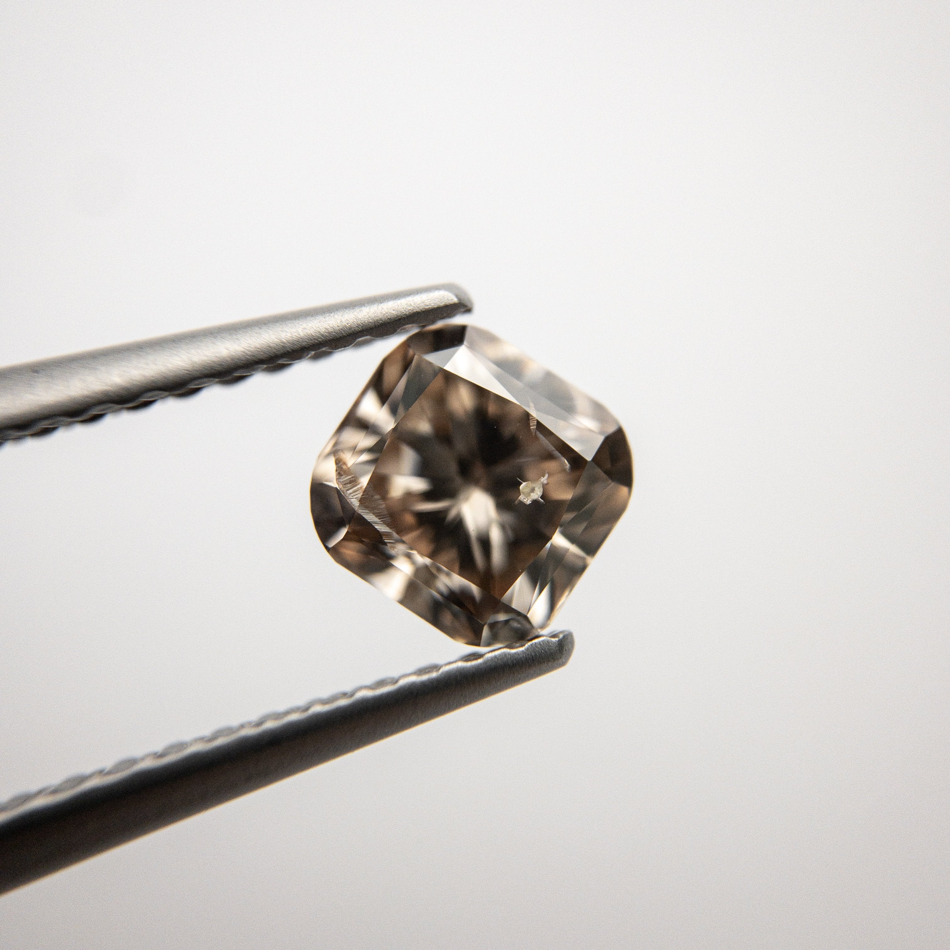 1.00ct 5.54x5.37x3.94mm Cushion Brilliant 18272-02 Hold D1706