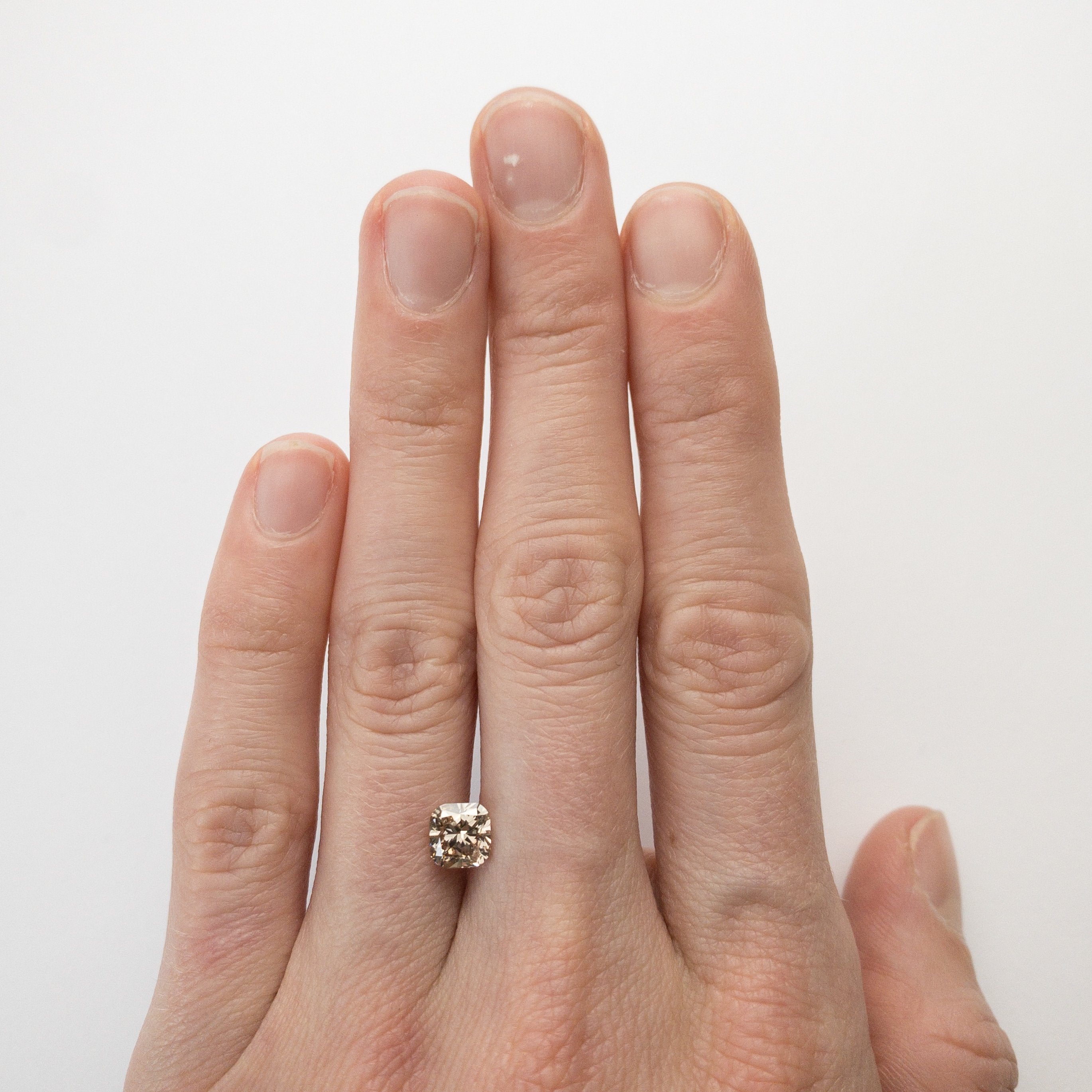 1.00ct 5.54x5.37x3.94mm Cushion Brilliant 18272-02 Hold D1706