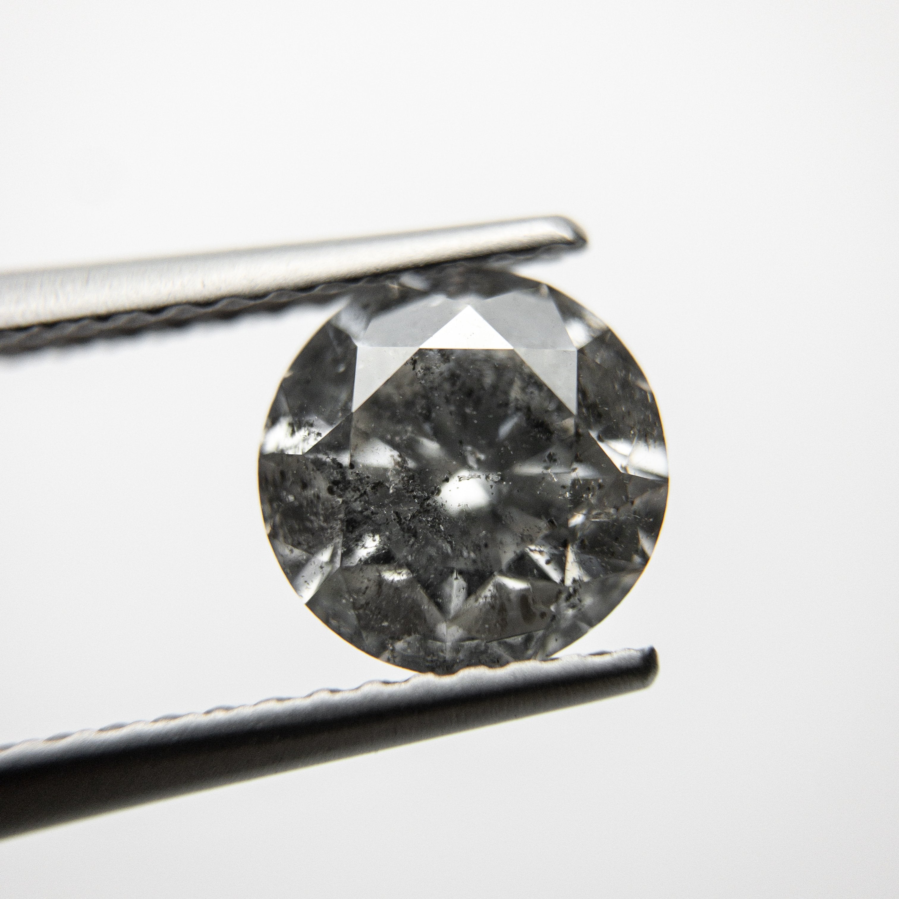 1.57ct 7.22x7.18x4.61mm Round Brilliant 18309-06 hold D1145