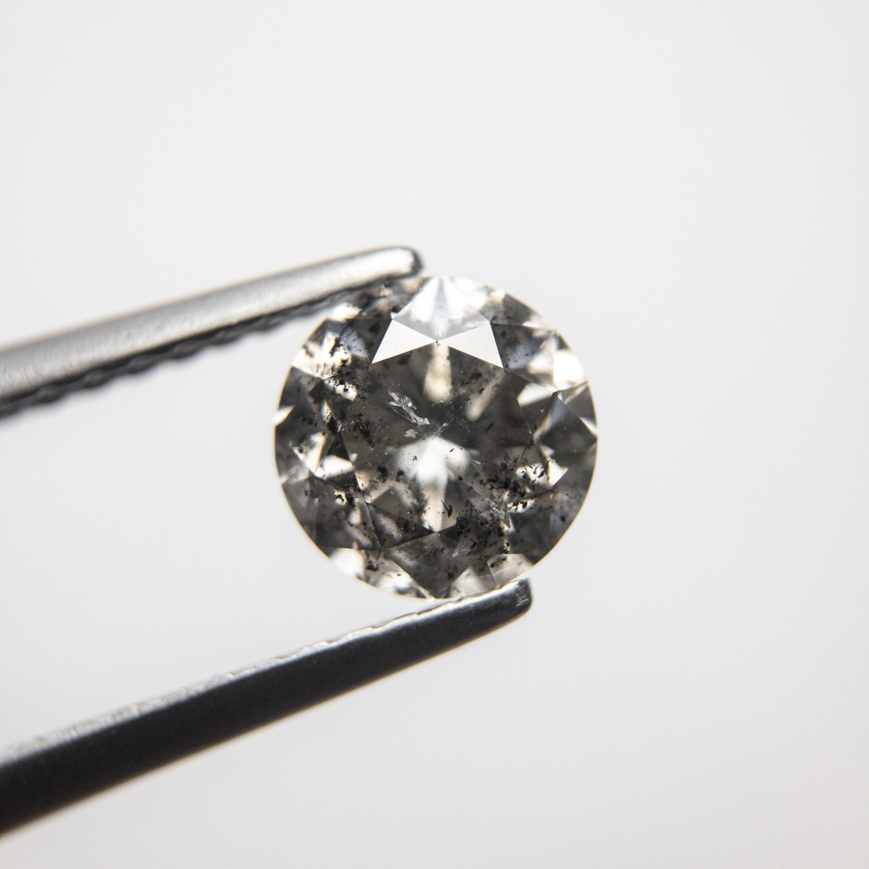 1.02ct 6.08x6.13x4.13mm Round Brilliant 18354-04 hold D1319