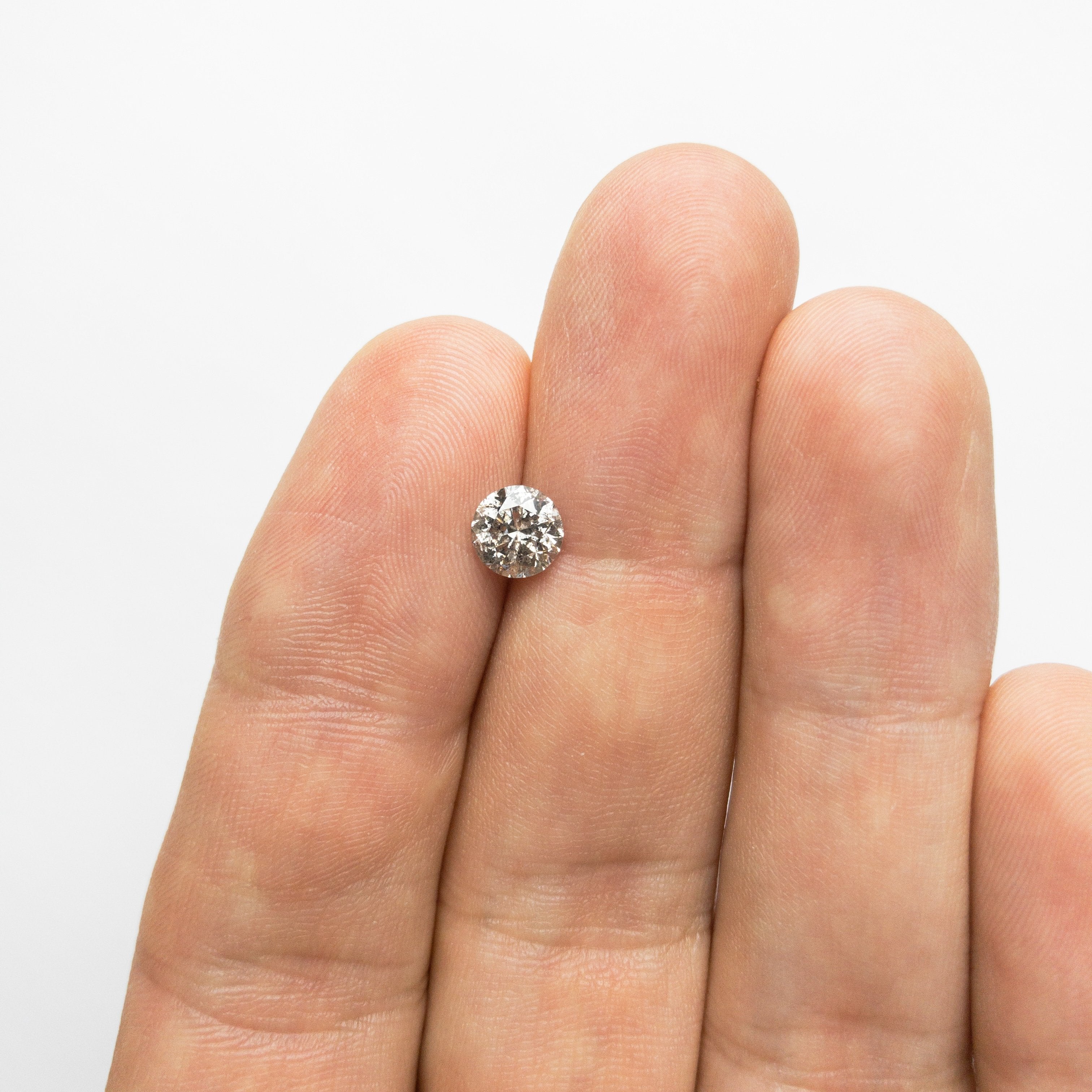 1.02ct 6.08x6.13x4.13mm Round Brilliant 18354-04 hold D1319