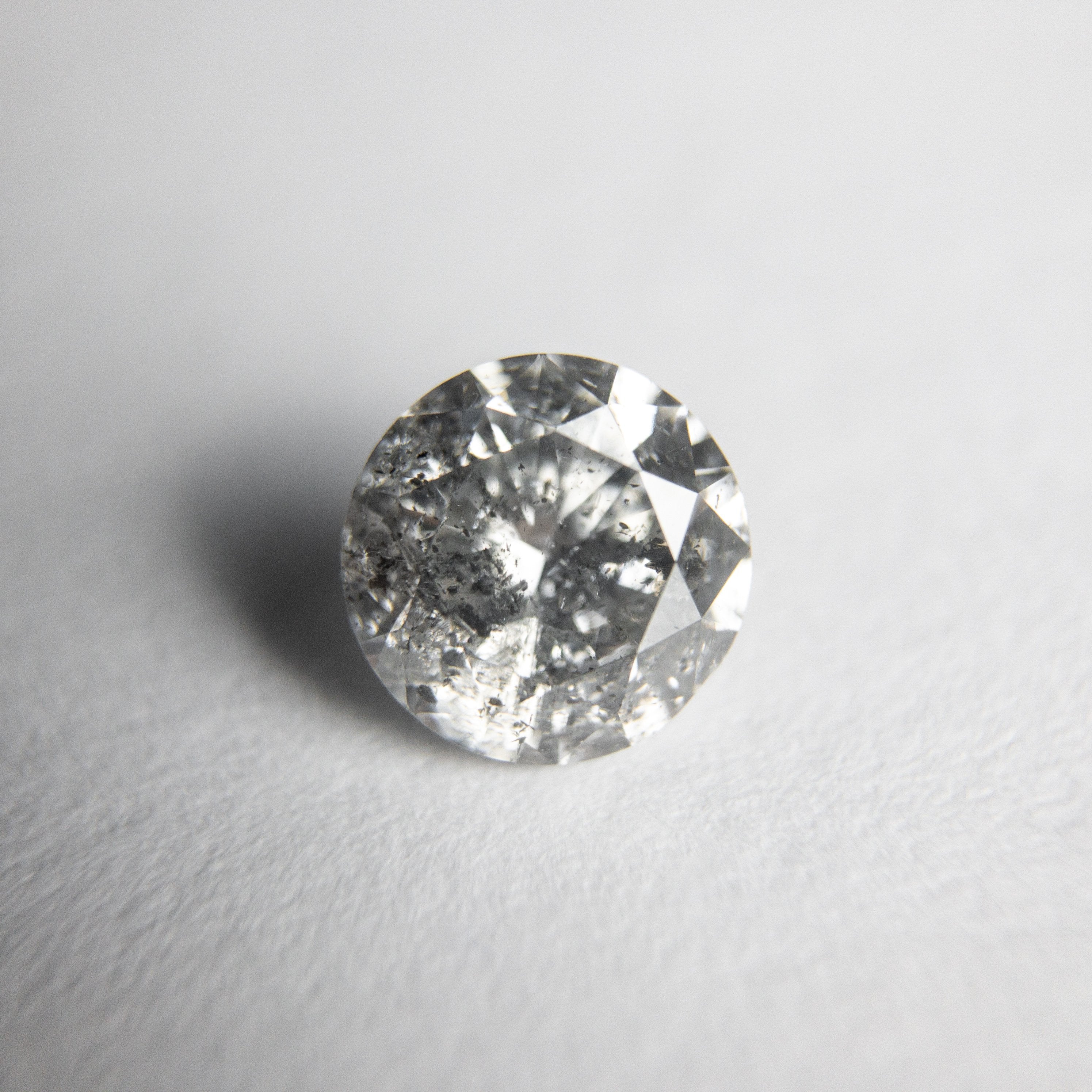 0.92ct 6.07x6.02x3.83mm Round Brilliant 18357-05 hold d1379
