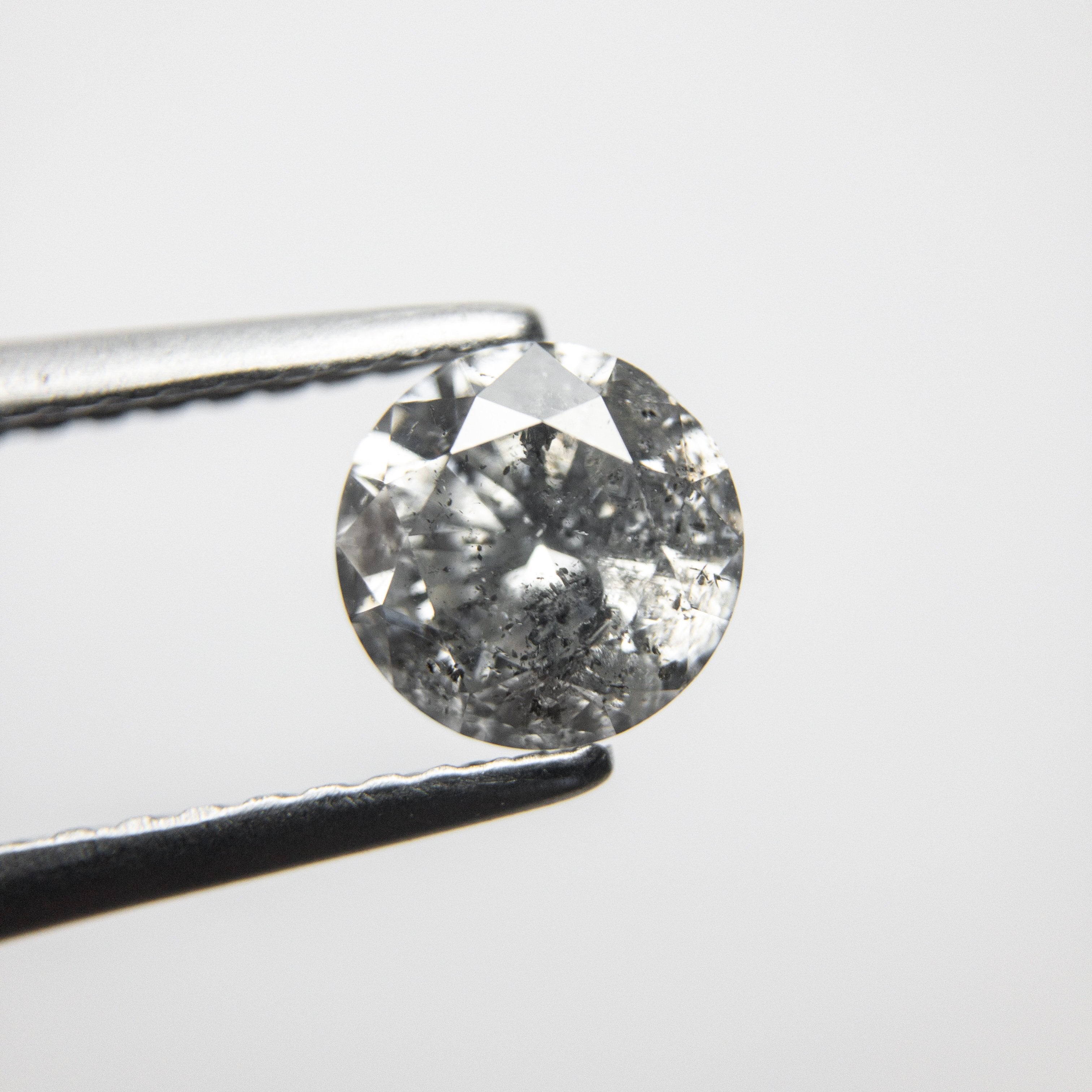 0.92ct 6.07x6.02x3.83mm Round Brilliant 18357-05 hold d1379