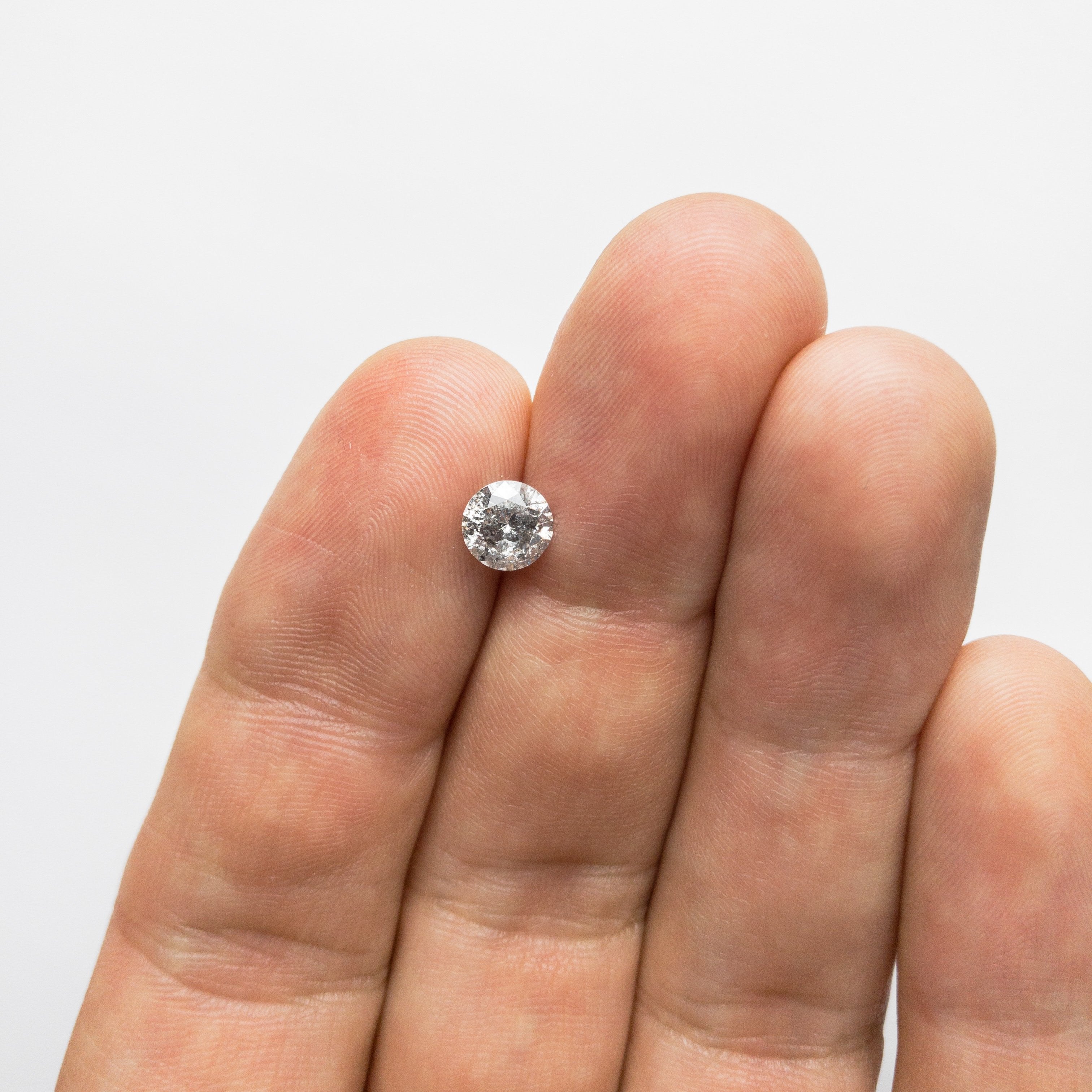 0.92ct 6.07x6.02x3.83mm Round Brilliant 18357-05 hold d1379