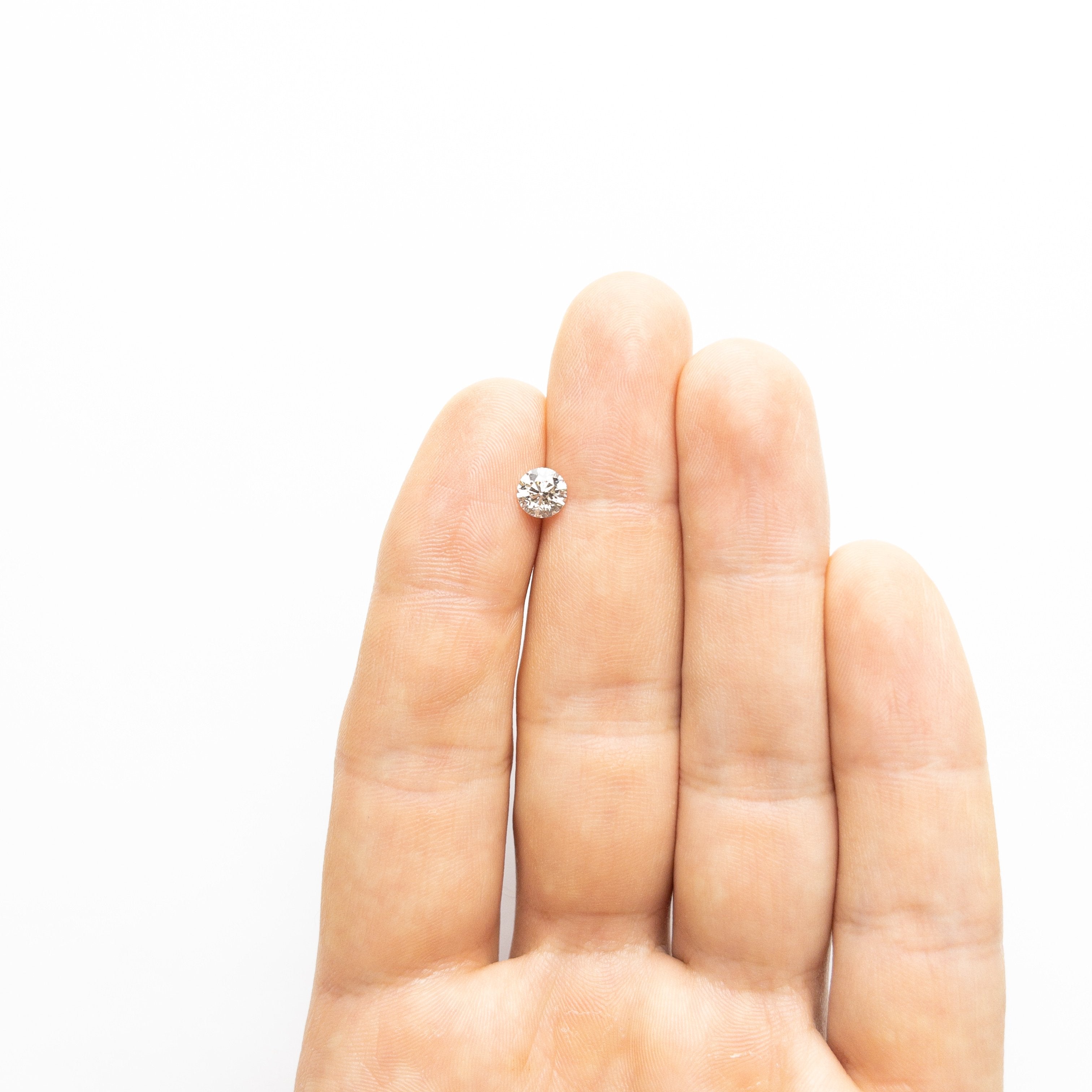 0.90ct 5.86x5.83x3.93mm Round Brilliant 18411-04 hold D1822