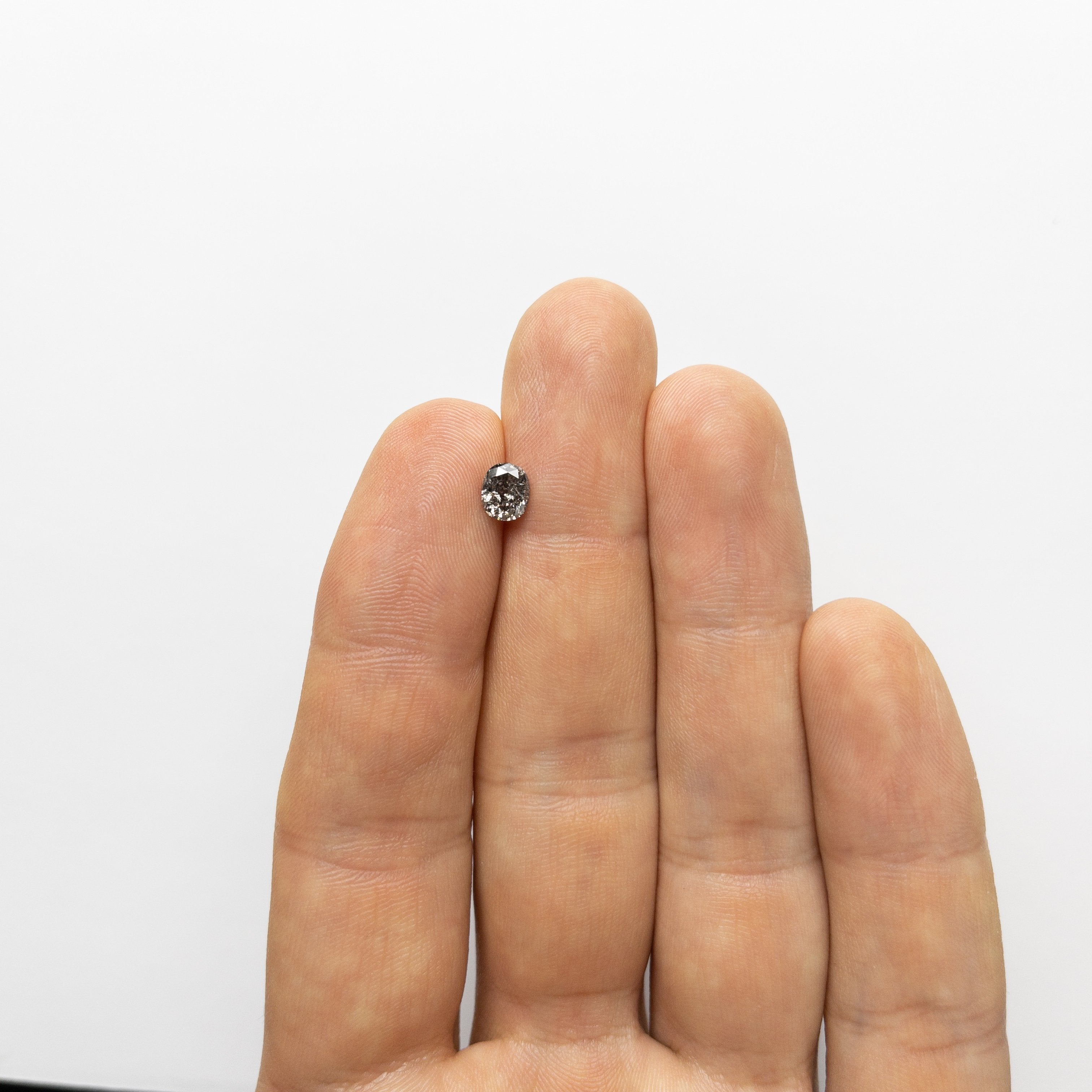 0.72ct 6.04x5.06x3.27mm Oval Brilliant 18453-08 hold D1905
