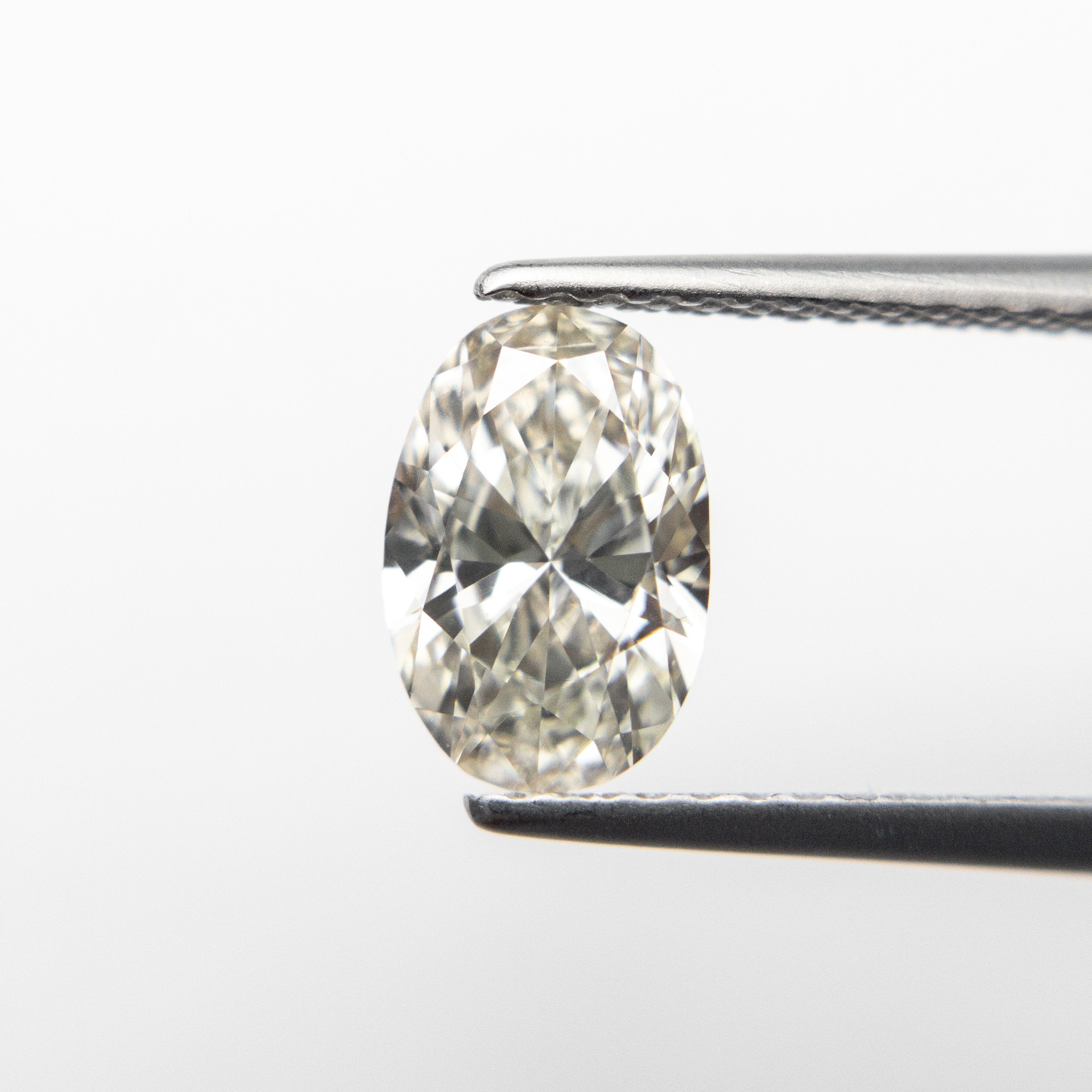 1.01ct 8.10x5.40x3.31mm Oval Brilliant 18893-03 hold D2965