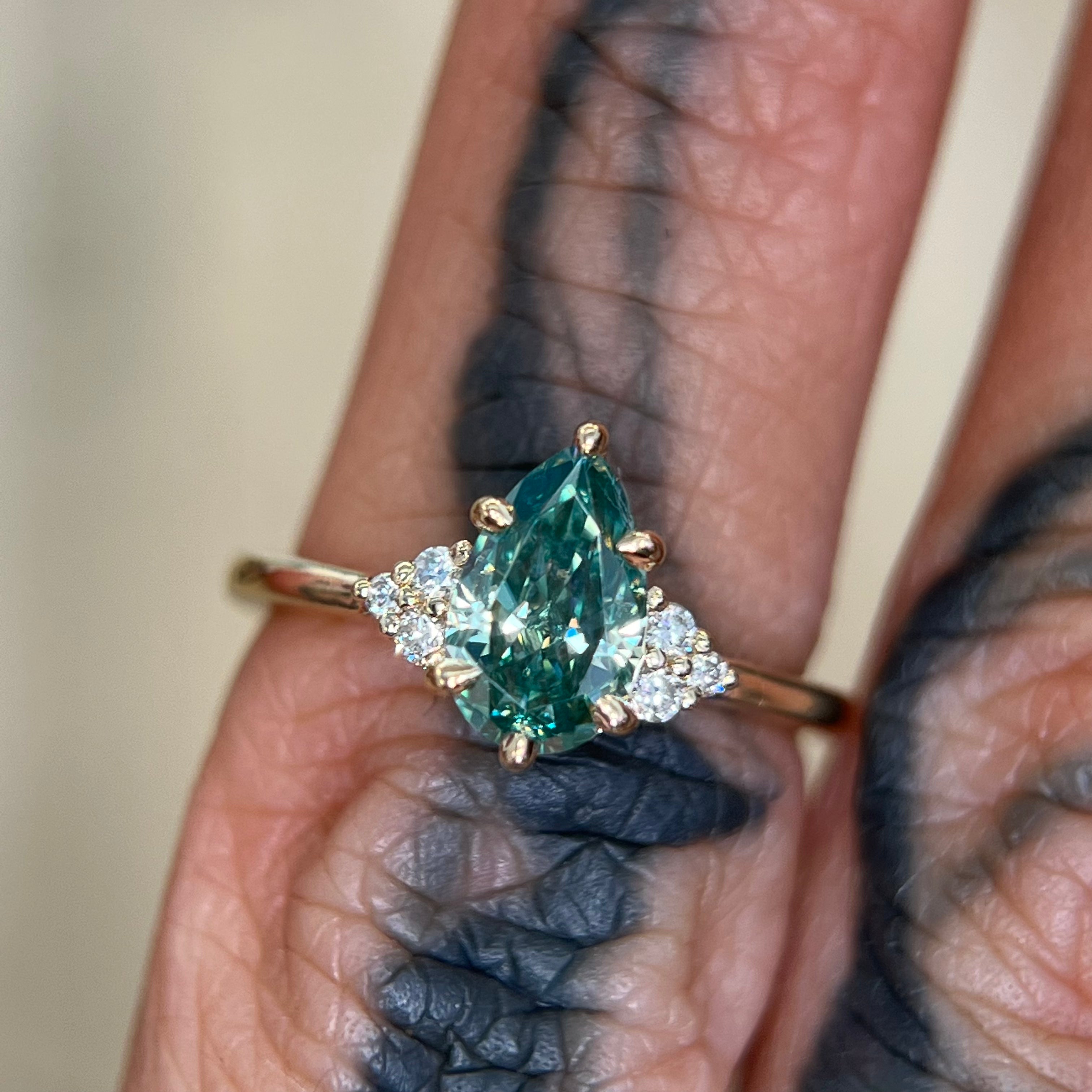 green-diamond-ring-pear-cut-rose-gold-on hand