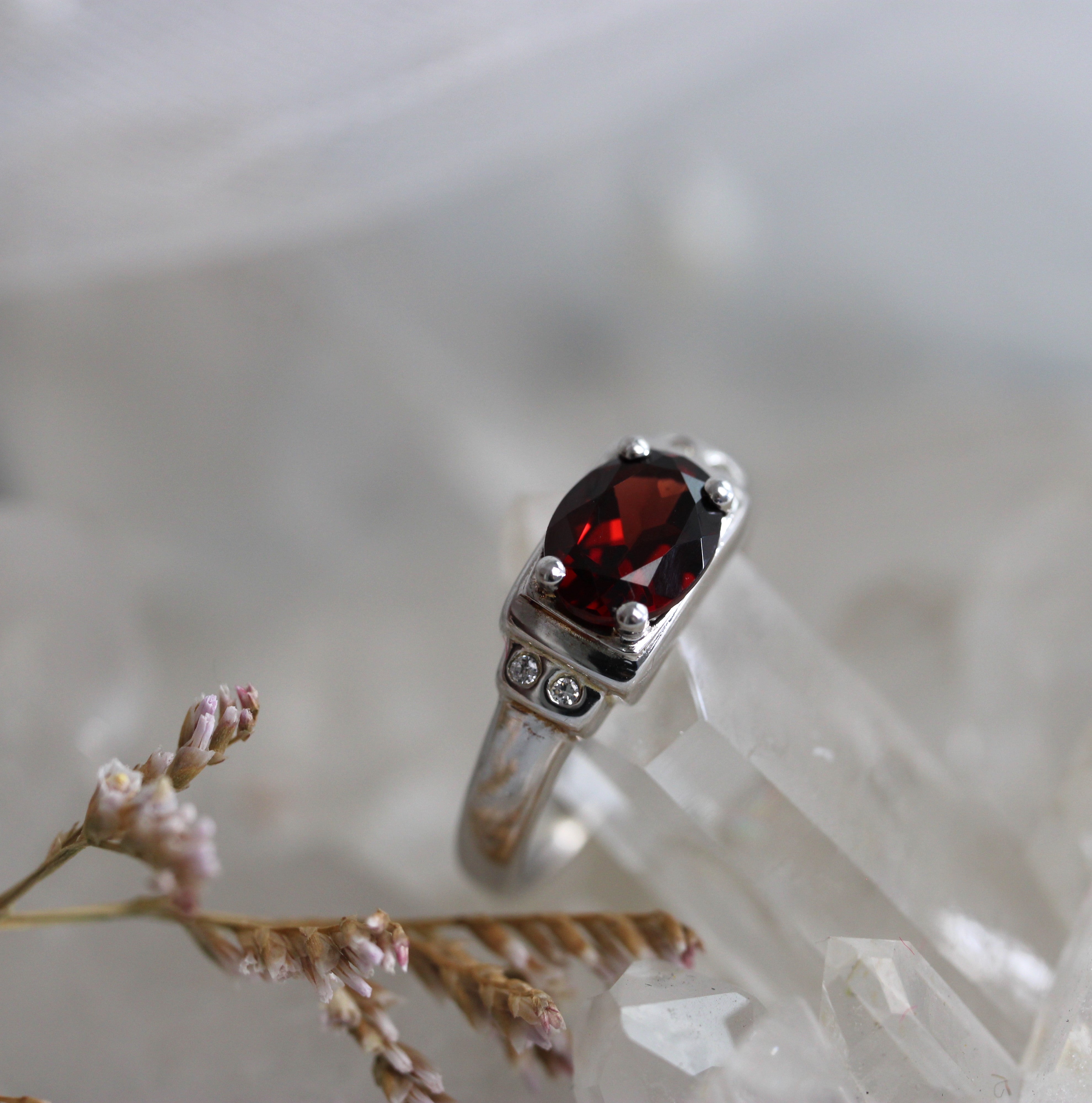VINTAGE BIJOUX - 1.47CT Garnet East West Ring