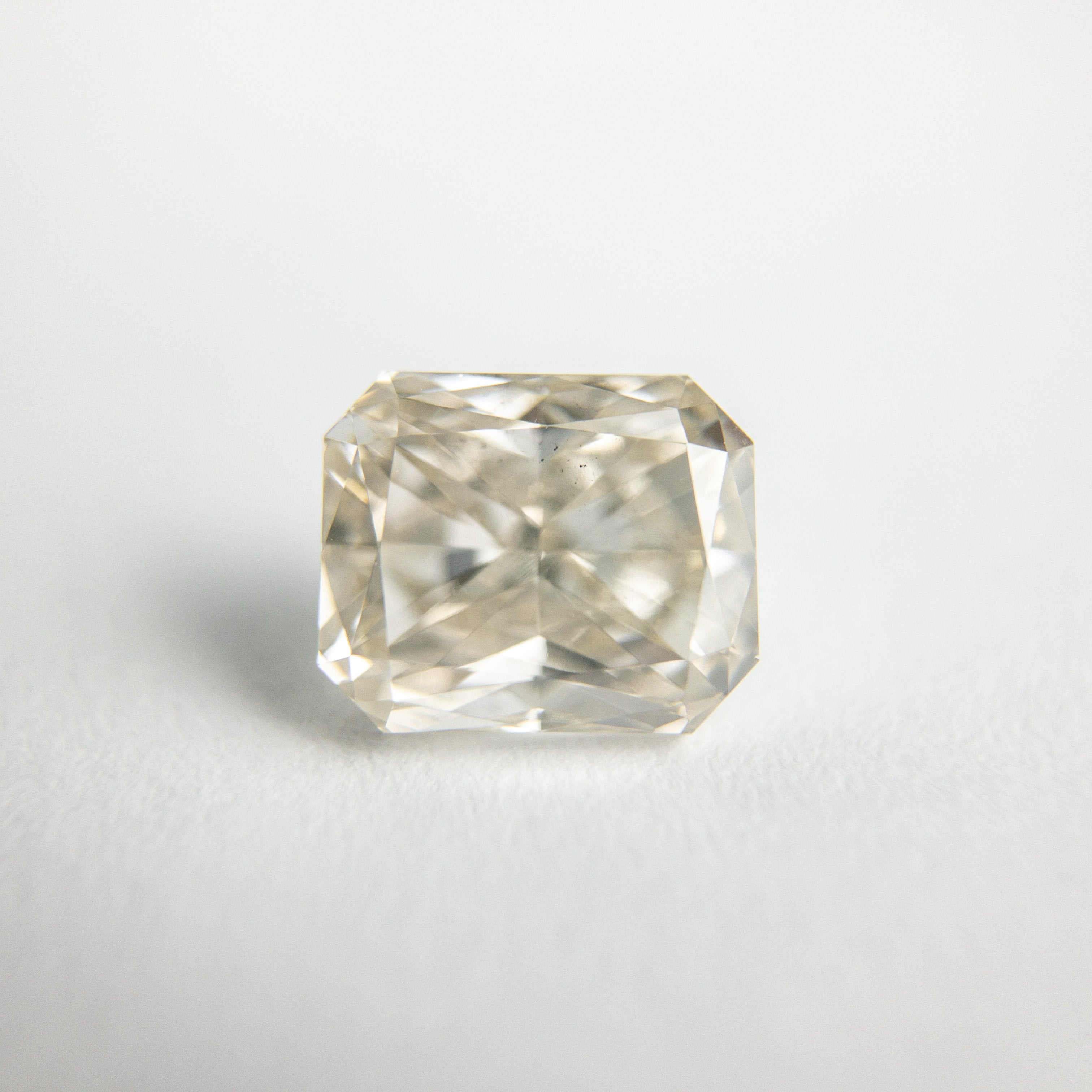 1.27ct 6.49x5.38x3.67mm Radiant Cut 18259-02 Hold D1936