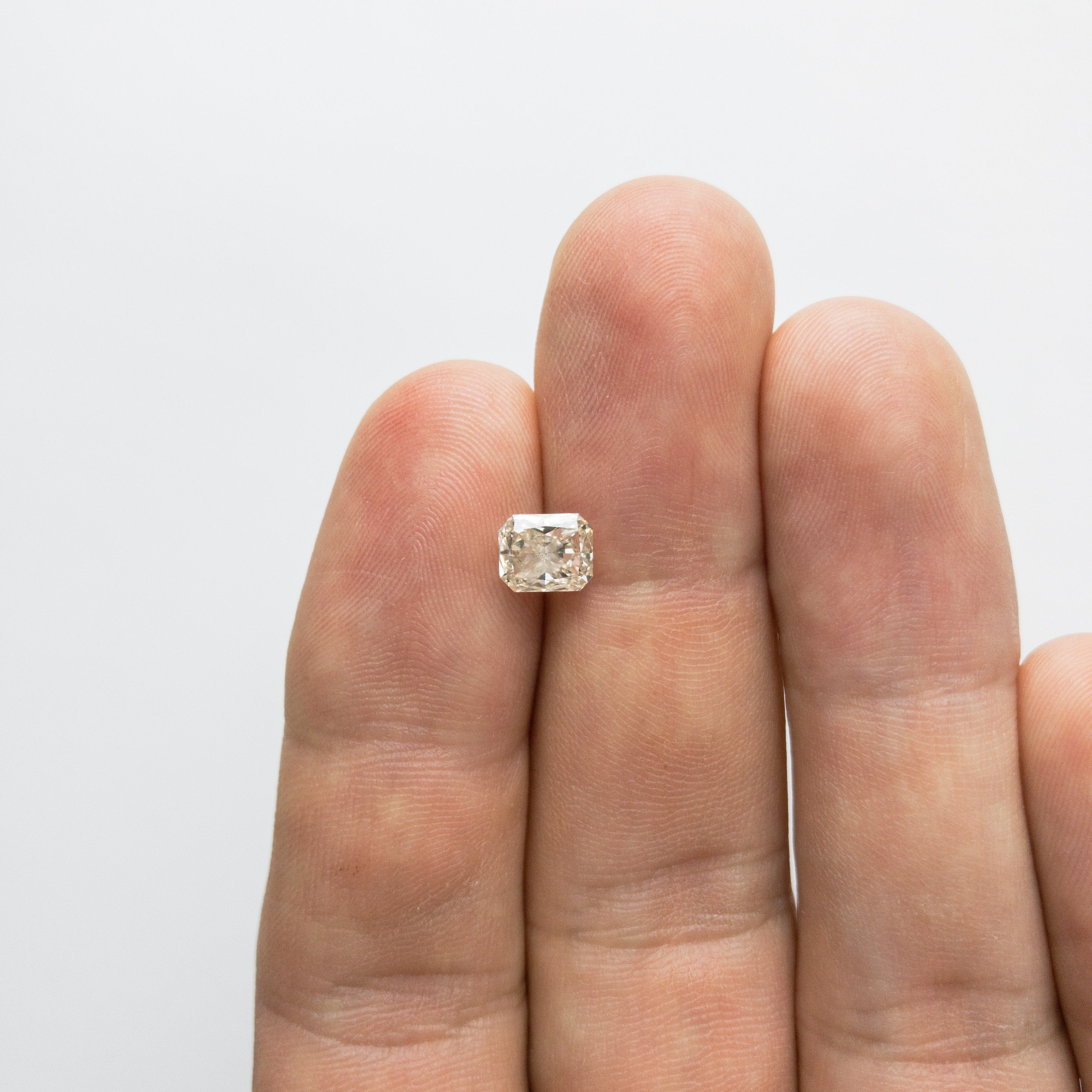 1.27ct 6.49x5.38x3.67mm Radiant Cut 18259-02 Hold D1936