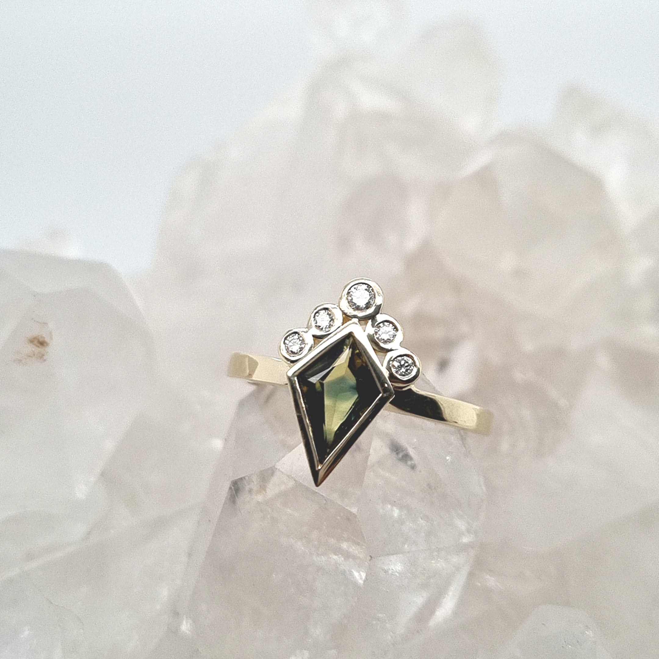 kite_steller_green_kite_shapd_sapphire_white_diamond_halo