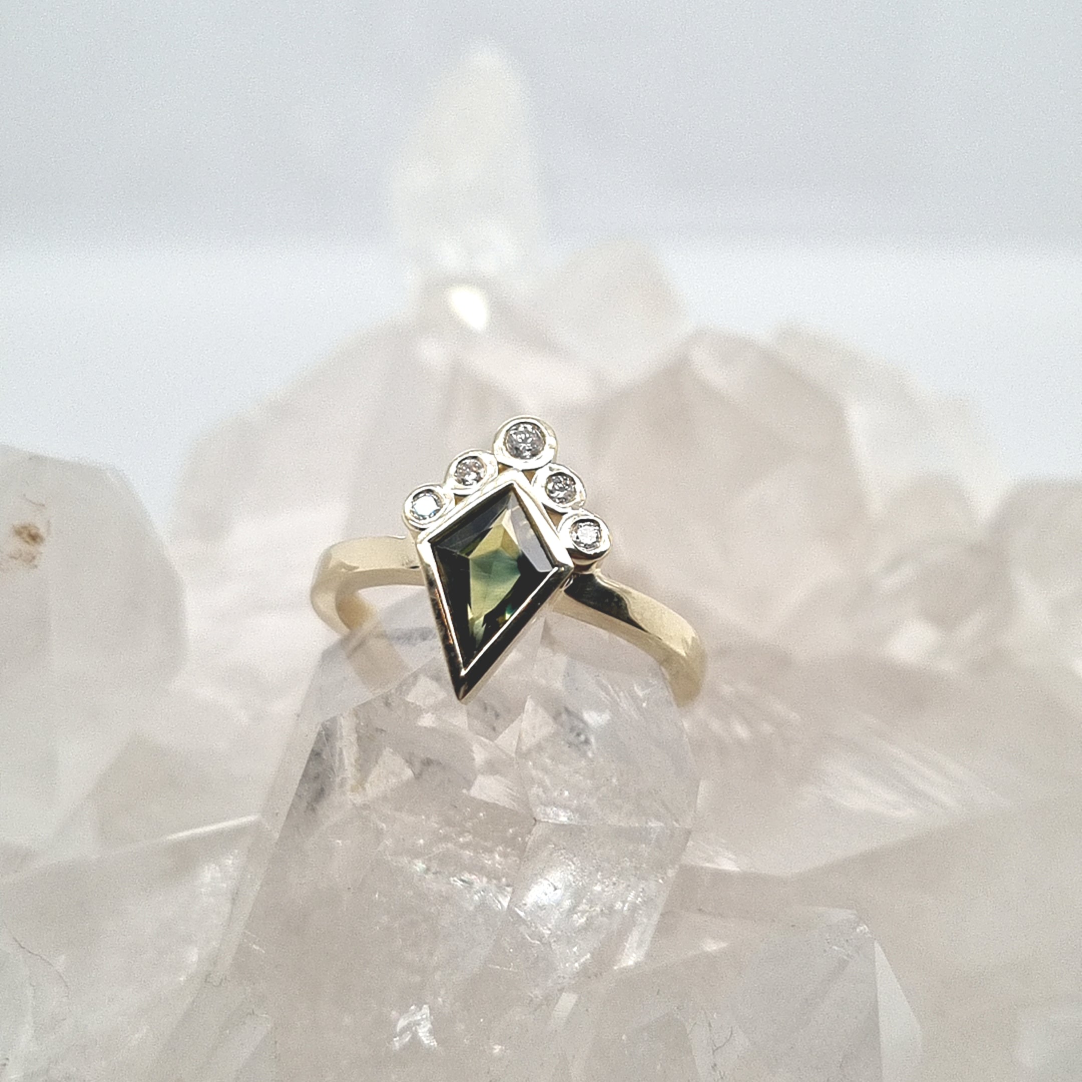 kite_steller_green_kite_shapd_sapphire_white_diamond_halo